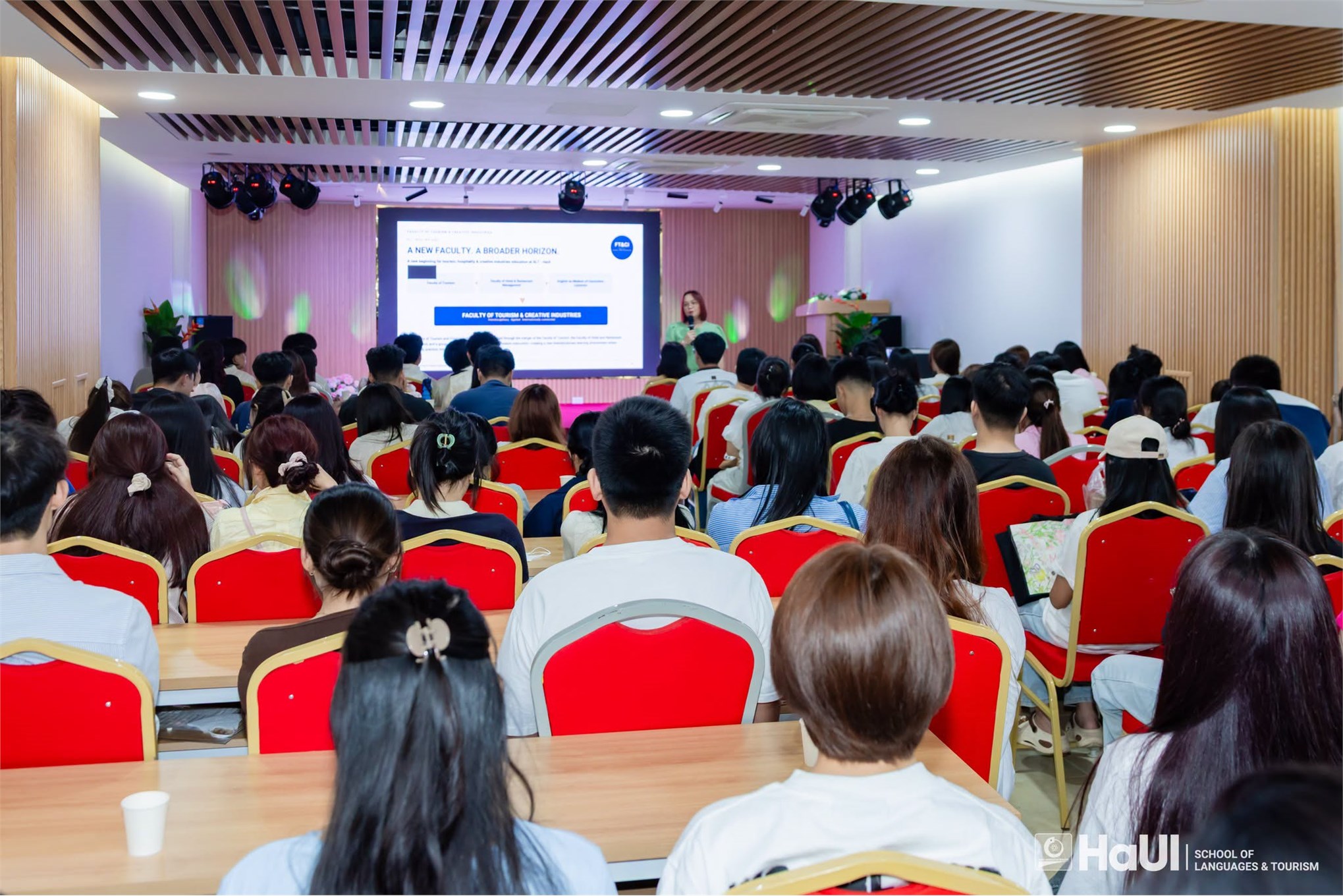 Bứt phá với lộ trình cử nhân đại học cùng các chương trình đào tạo bằng tiếng Anh tại HaUI