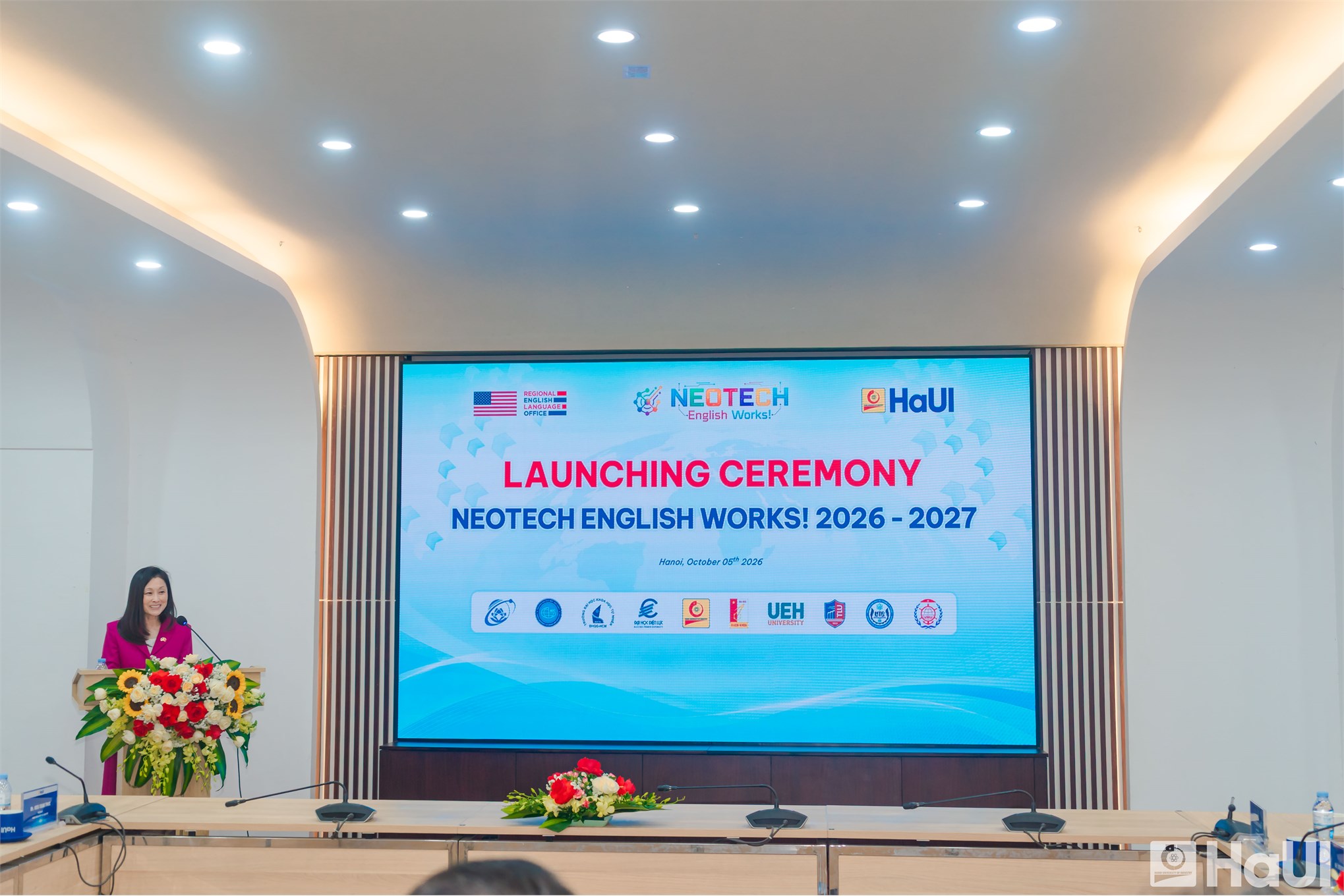 [tapchicongthuong] Đại sứ Hoa Kỳ Jennifer Wicks dự khai giảng NeoTECH English Works tại HaUI