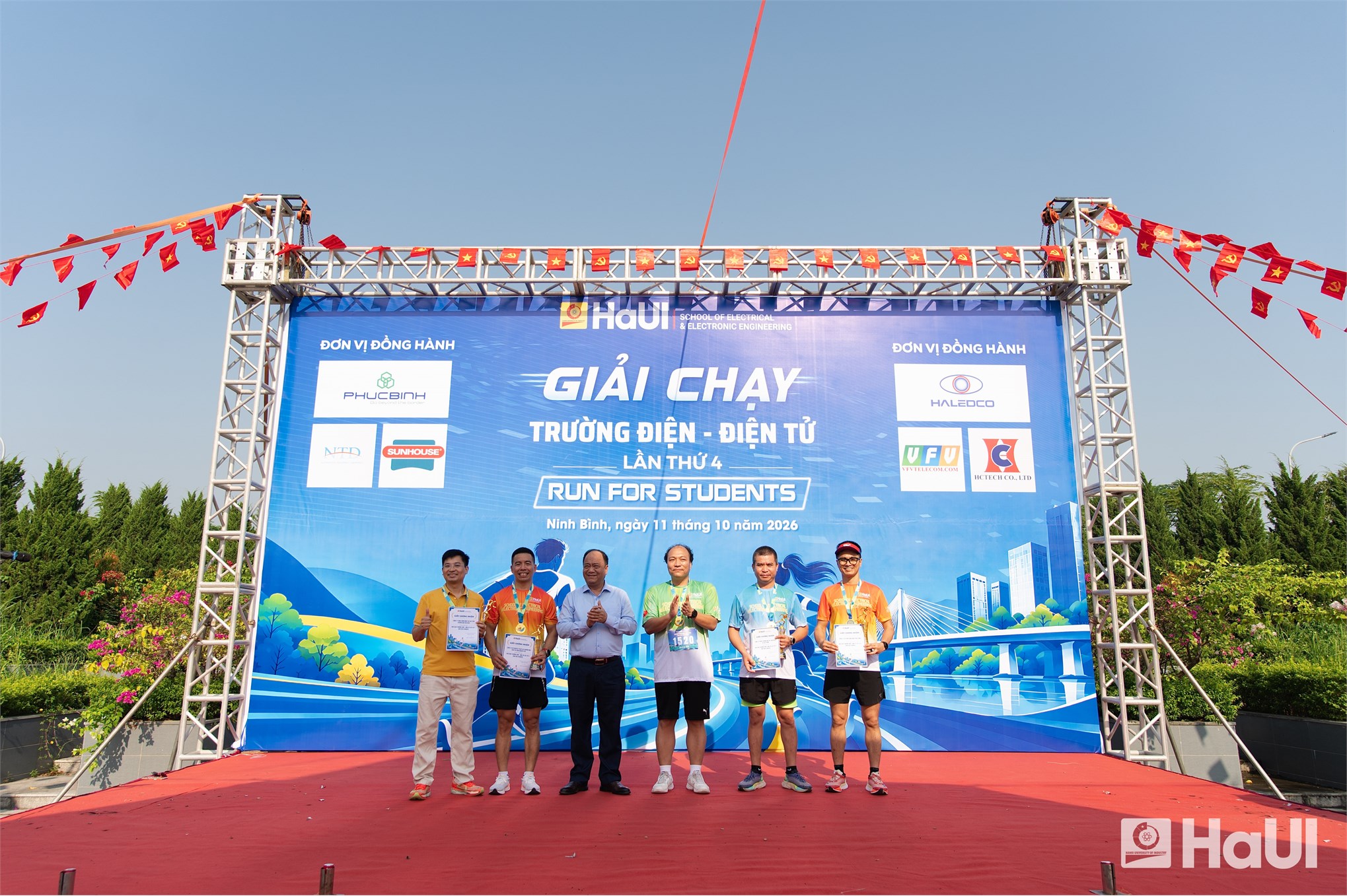 Giải chạy “Run for Student” Trường Điện - Điện tử năm 2026: Dấu ấn thể thao và hành trình lan tỏa yêu thương tại Đại học Công nghiệp Hà Nội