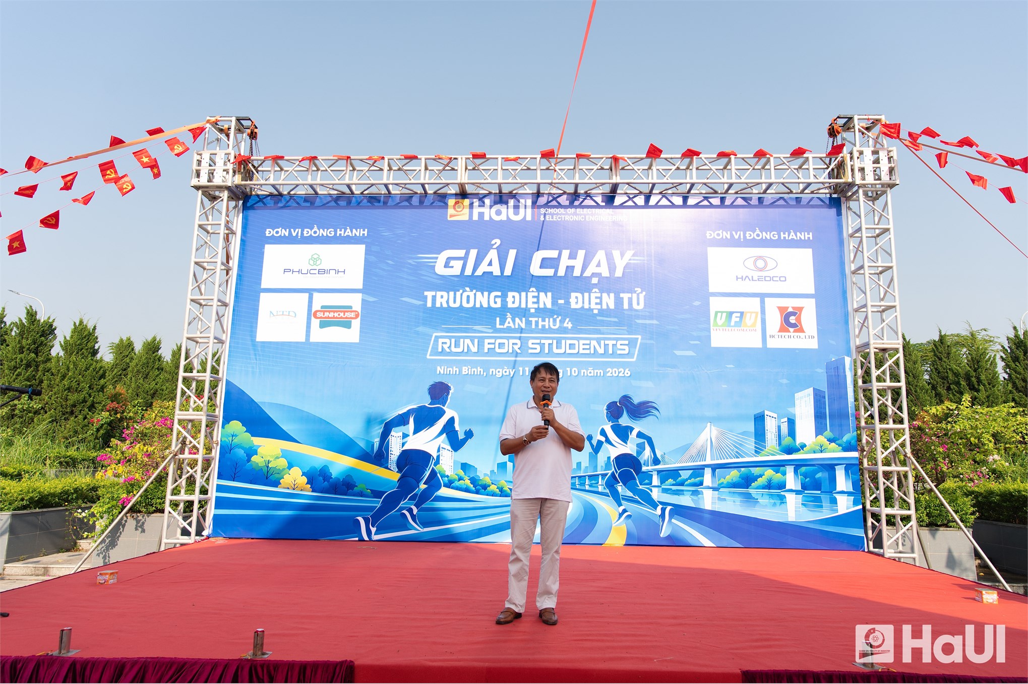 Giải chạy “Run for Student” Trường Điện - Điện tử năm 2026: Dấu ấn thể thao và hành trình lan tỏa yêu thương tại Đại học Công nghiệp Hà Nội