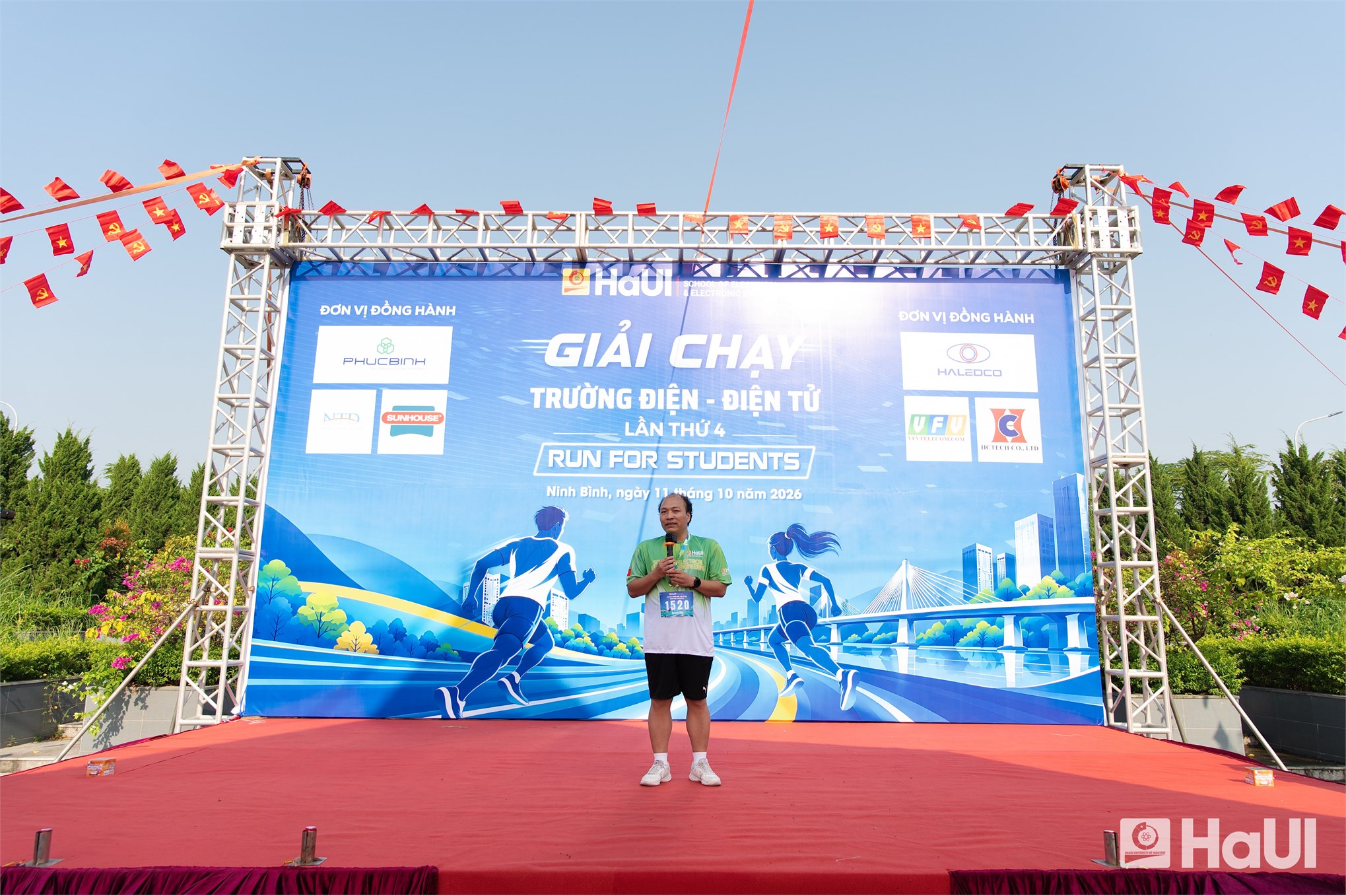 Giải chạy “Run for Student” Trường Điện - Điện tử năm 2026: Dấu ấn thể thao và hành trình lan tỏa yêu thương tại Đại học Công nghiệp Hà Nội
