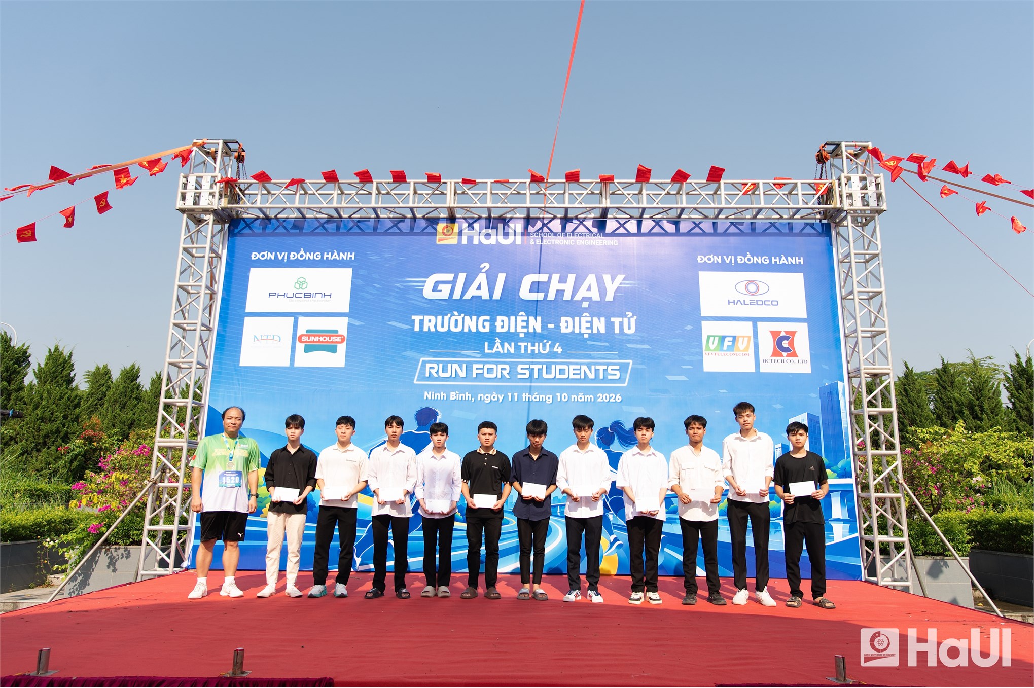 Giải chạy “Run for Student” Trường Điện - Điện tử năm 2026: Dấu ấn thể thao và hành trình lan tỏa yêu thương tại Đại học Công nghiệp Hà Nội