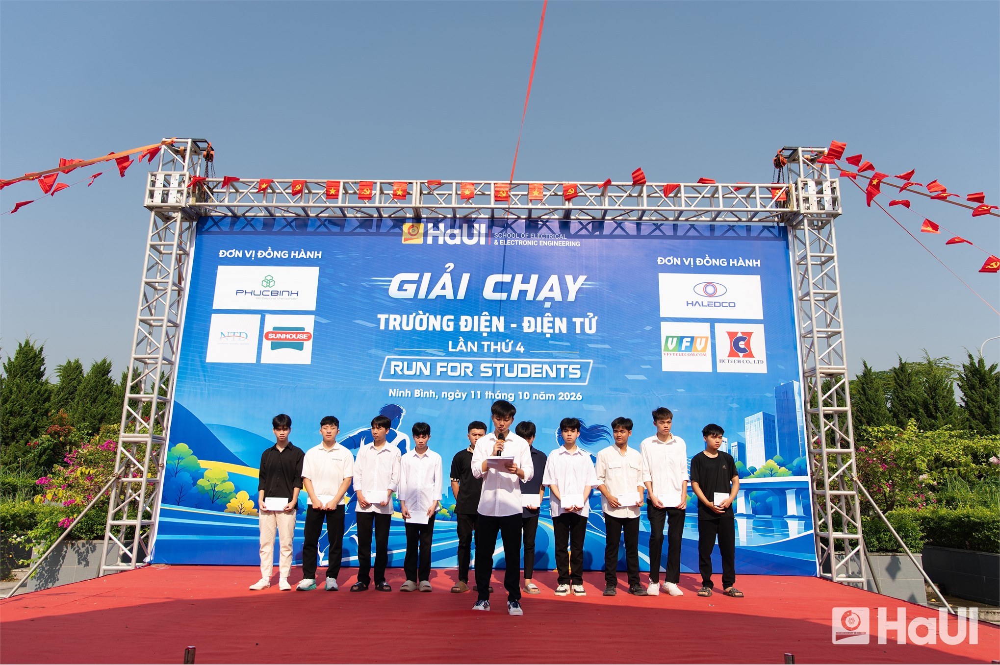 Giải chạy “Run for Student” Trường Điện - Điện tử năm 2026: Dấu ấn thể thao và hành trình lan tỏa yêu thương tại Đại học Công nghiệp Hà Nội