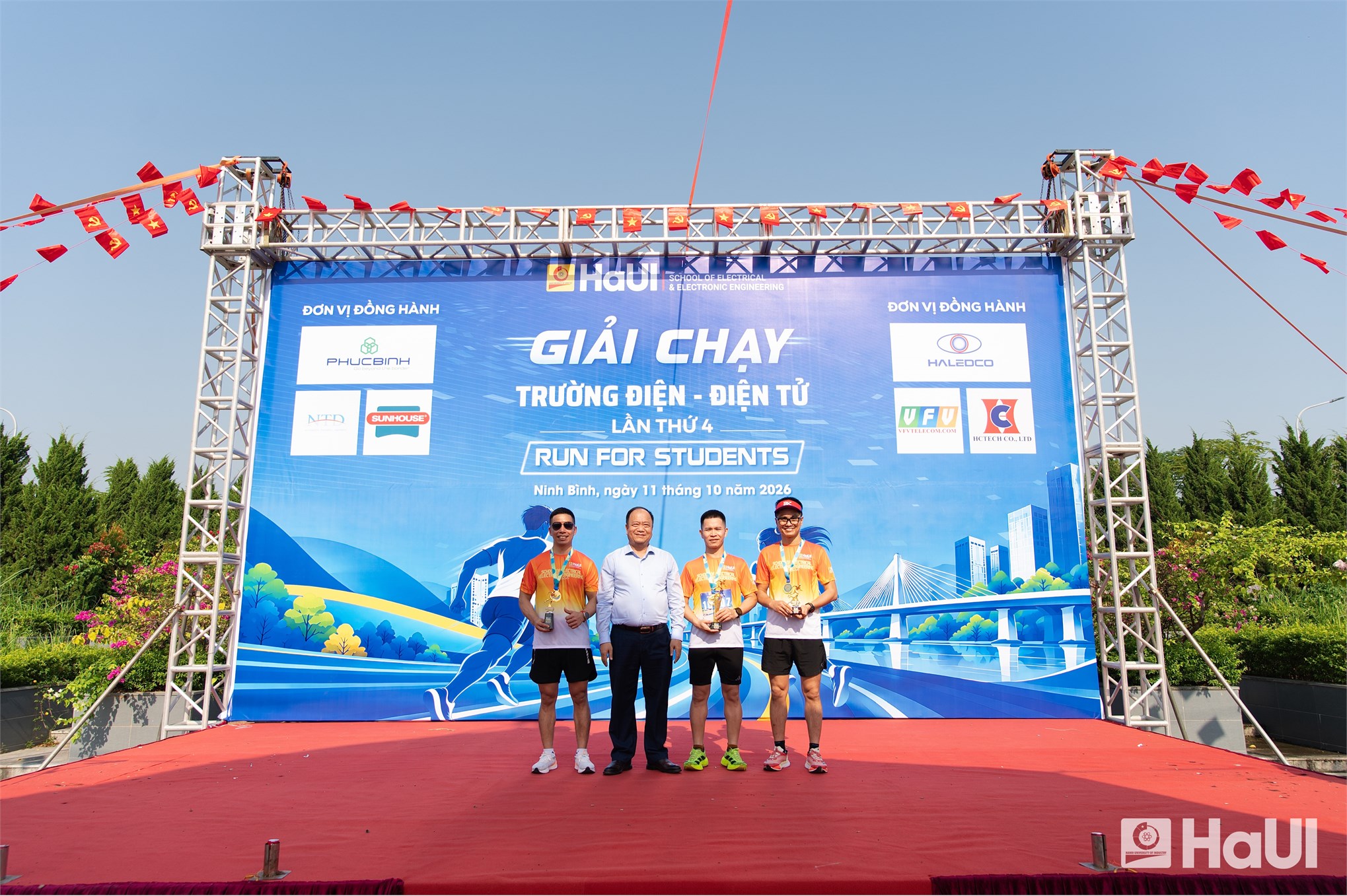 Giải chạy “Run for Student” Trường Điện - Điện tử năm 2026: Dấu ấn thể thao và hành trình lan tỏa yêu thương tại Đại học Công nghiệp Hà Nội