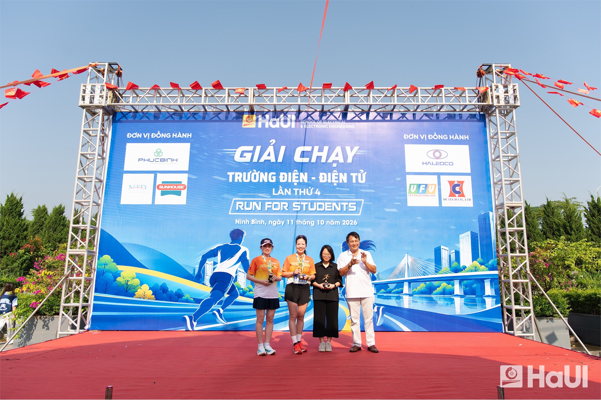 Giải chạy “Run for Student” Trường Điện - Điện tử năm 2026: Dấu ấn thể thao và hành trình lan tỏa yêu thương tại Đại học Công nghiệp Hà Nội