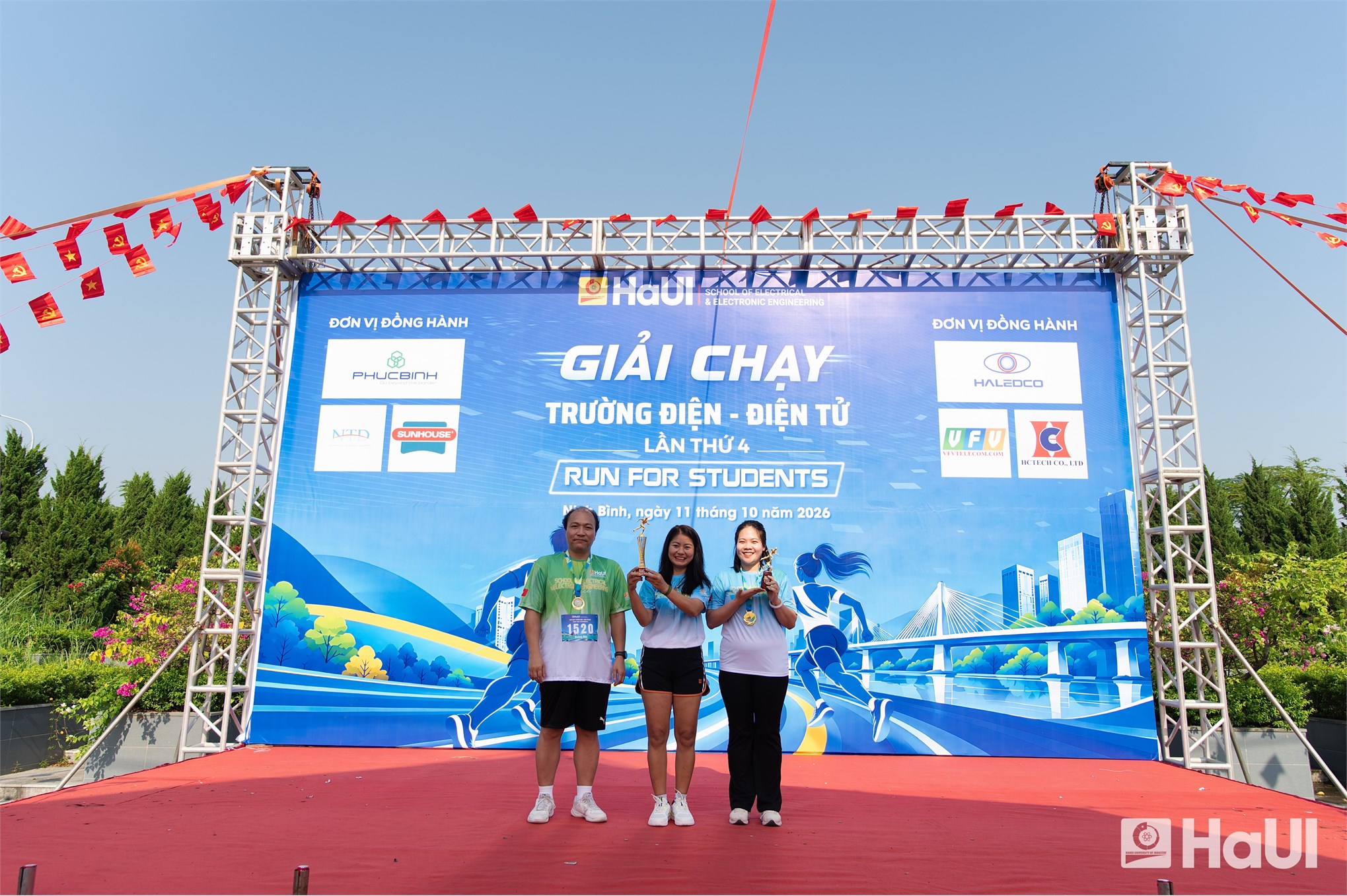 Giải chạy “Run for Student” Trường Điện - Điện tử năm 2026: Dấu ấn thể thao và hành trình lan tỏa yêu thương tại Đại học Công nghiệp Hà Nội