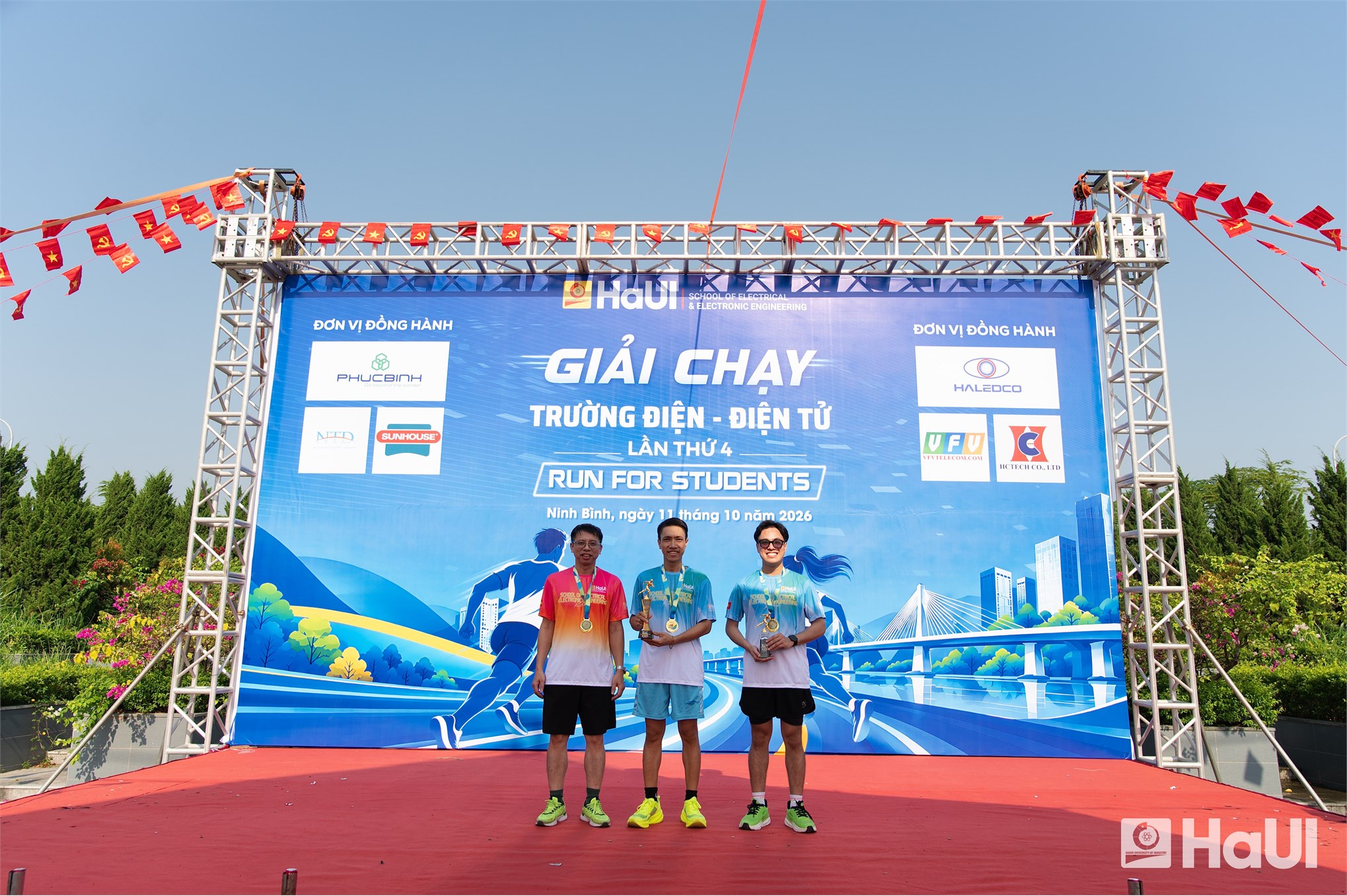 Giải chạy “Run for Student” Trường Điện - Điện tử năm 2026: Dấu ấn thể thao và hành trình lan tỏa yêu thương tại Đại học Công nghiệp Hà Nội