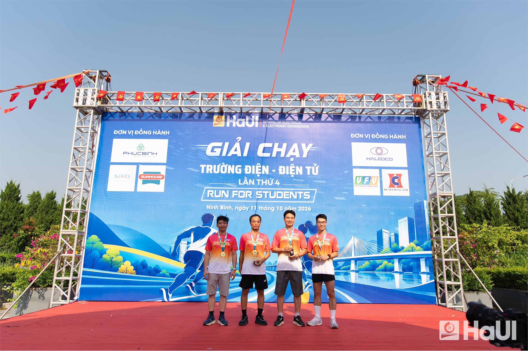 Giải chạy “Run for Student” Trường Điện - Điện tử năm 2026: Dấu ấn thể thao và hành trình lan tỏa yêu thương tại Đại học Công nghiệp Hà Nội