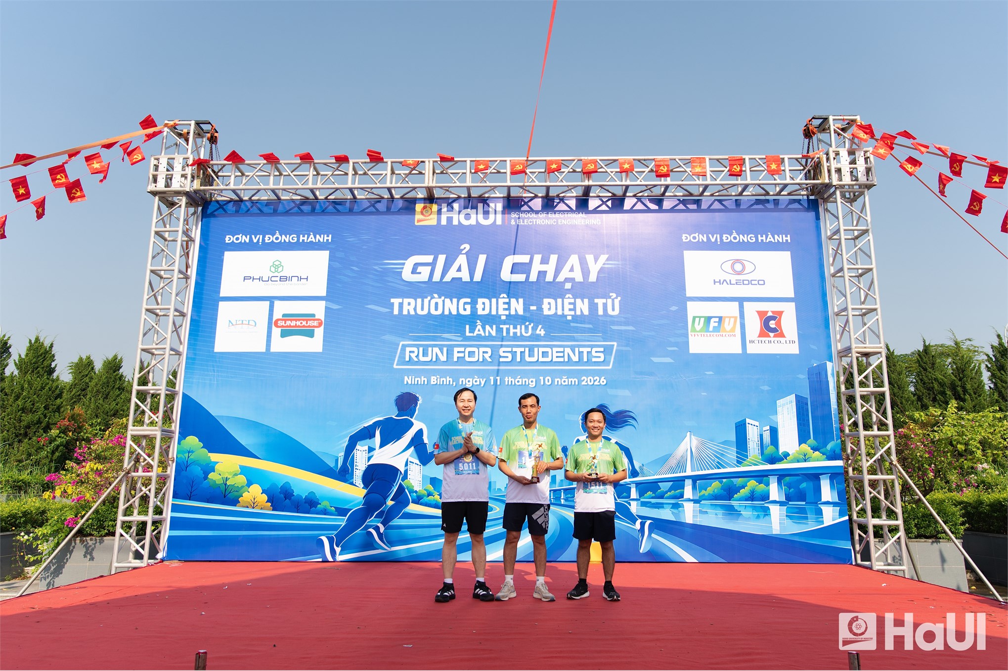 Giải chạy “Run for Student” Trường Điện - Điện tử năm 2026: Dấu ấn thể thao và hành trình lan tỏa yêu thương tại Đại học Công nghiệp Hà Nội