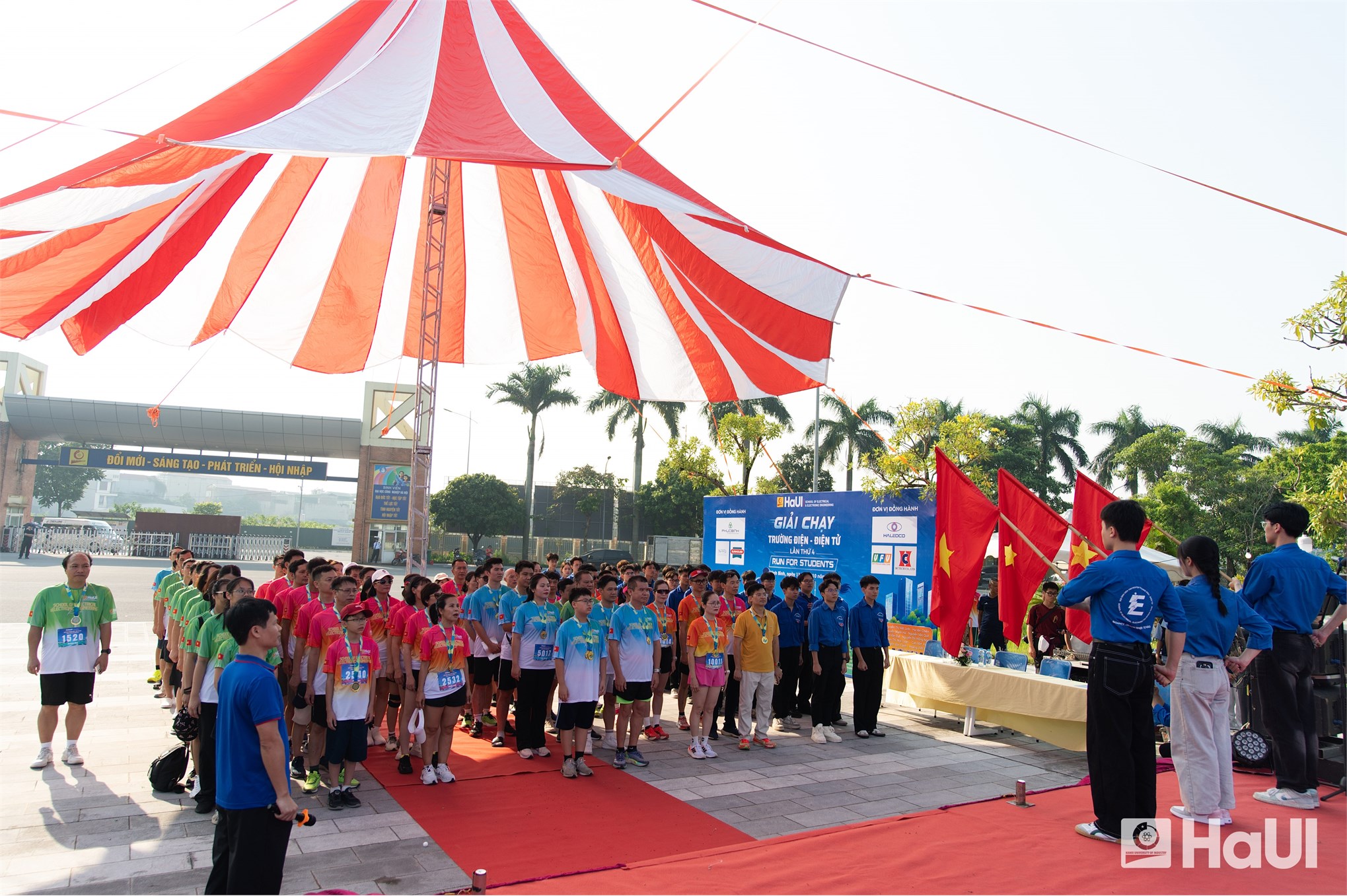 Giải chạy “Run for Student” Trường Điện - Điện tử năm 2026: Dấu ấn thể thao và hành trình lan tỏa yêu thương tại Đại học Công nghiệp Hà Nội
