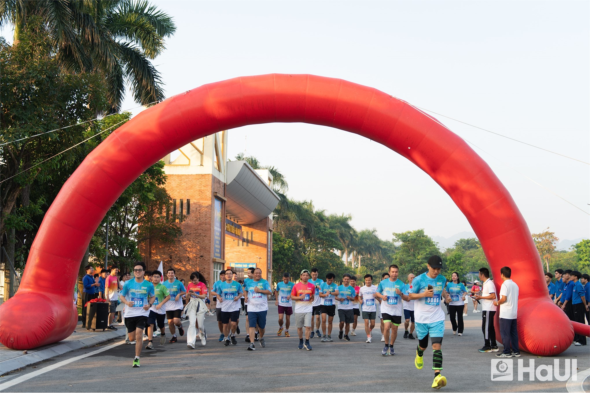 Giải chạy “Run for Student” Trường Điện - Điện tử năm 2026: Dấu ấn thể thao và hành trình lan tỏa yêu thương tại Đại học Công nghiệp Hà Nội