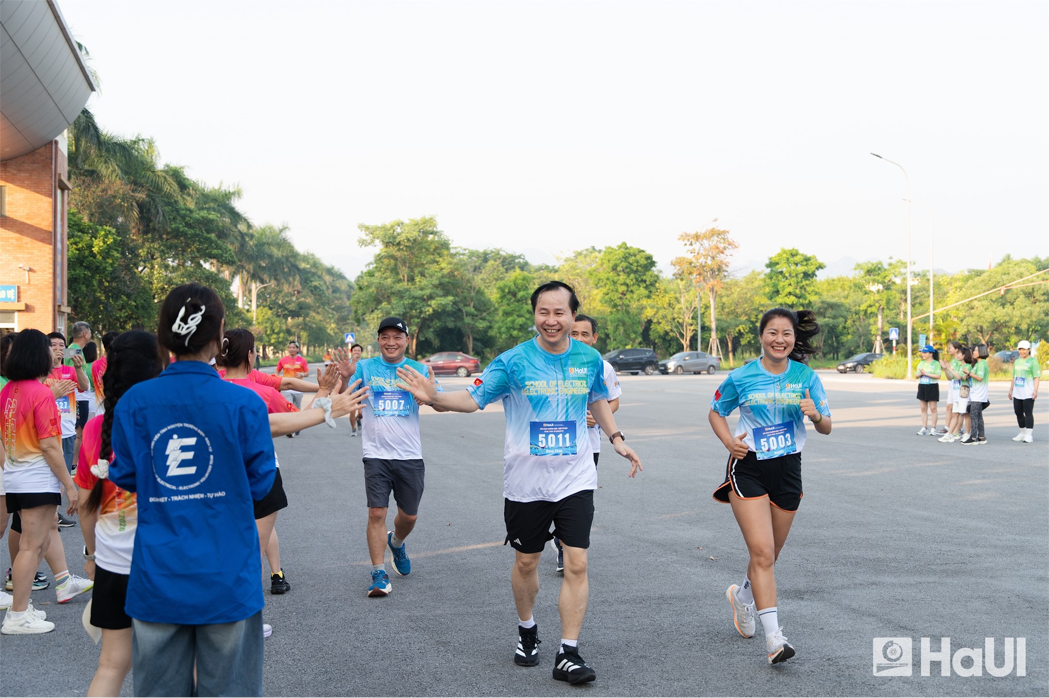Giải chạy “Run for Student” Trường Điện - Điện tử năm 2026: Dấu ấn thể thao và hành trình lan tỏa yêu thương tại Đại học Công nghiệp Hà Nội