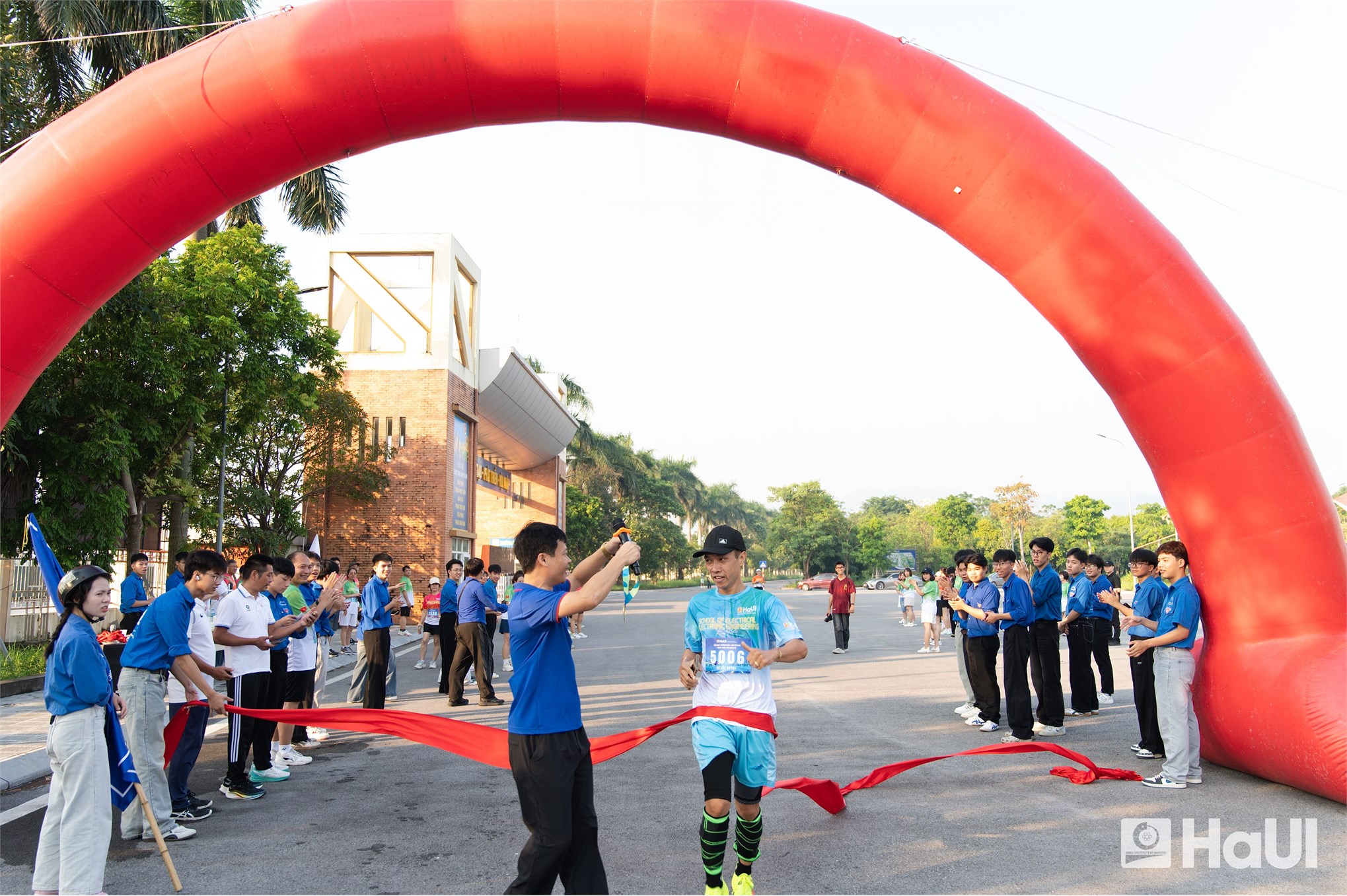Giải chạy “Run for Student” Trường Điện - Điện tử năm 2026: Dấu ấn thể thao và hành trình lan tỏa yêu thương tại Đại học Công nghiệp Hà Nội