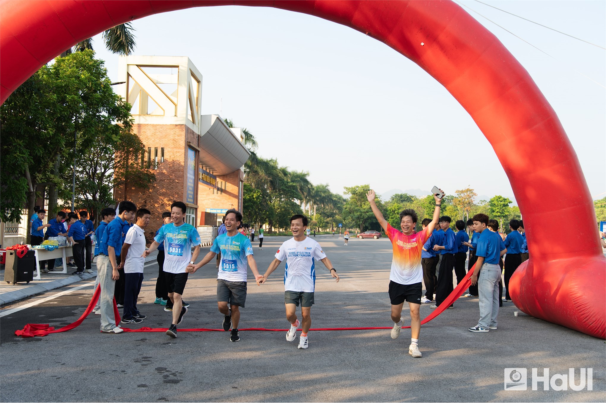 Giải chạy “Run for Student” Trường Điện - Điện tử năm 2026: Dấu ấn thể thao và hành trình lan tỏa yêu thương tại Đại học Công nghiệp Hà Nội