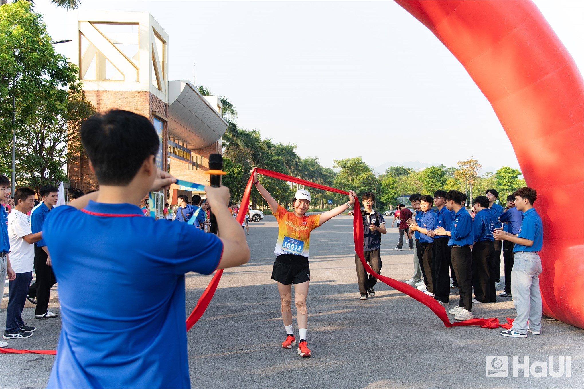 Giải chạy “Run for Student” Trường Điện - Điện tử năm 2026: Dấu ấn thể thao và hành trình lan tỏa yêu thương tại Đại học Công nghiệp Hà Nội