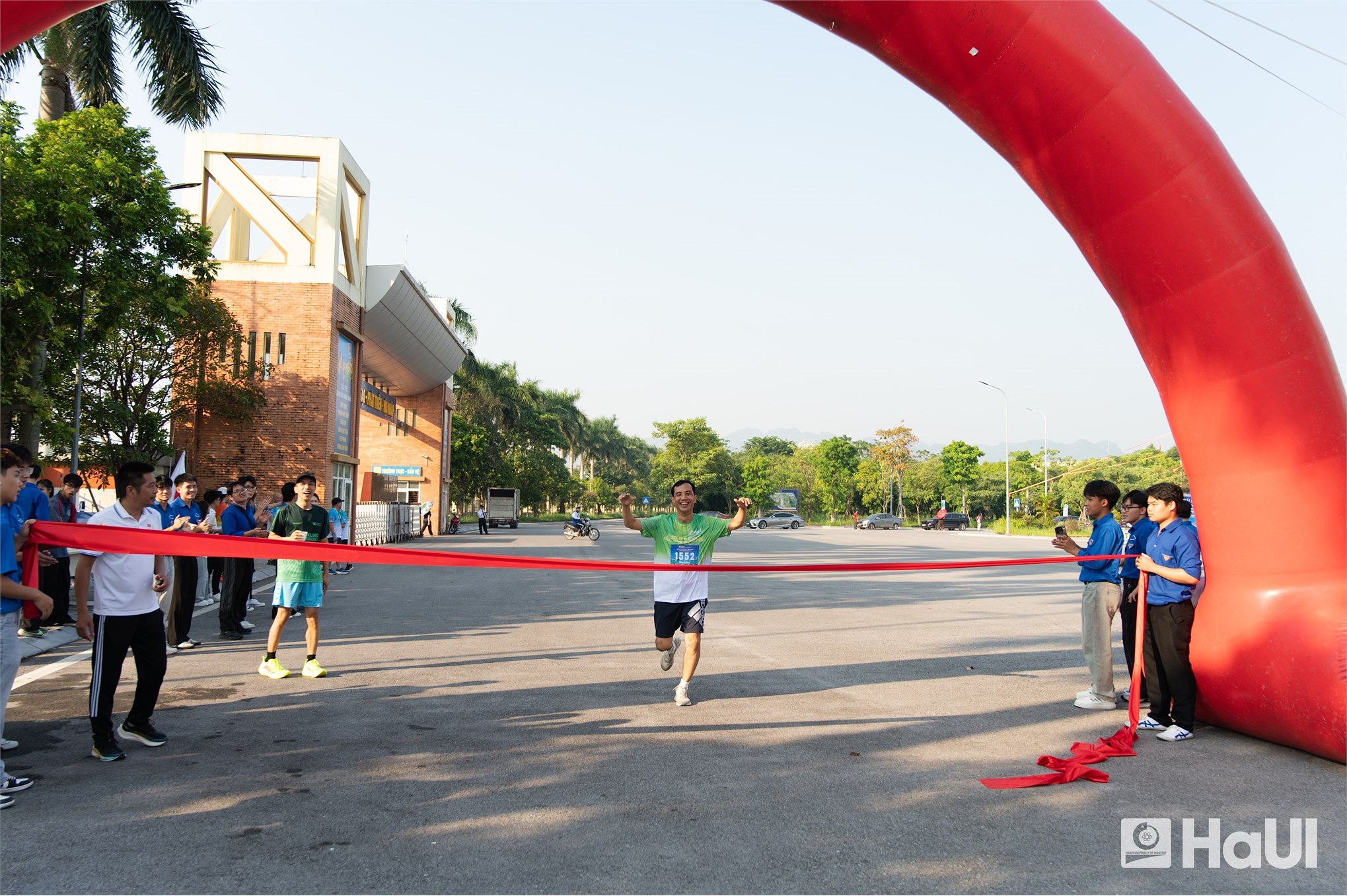 Giải chạy “Run for Student” Trường Điện - Điện tử năm 2026: Dấu ấn thể thao và hành trình lan tỏa yêu thương tại Đại học Công nghiệp Hà Nội