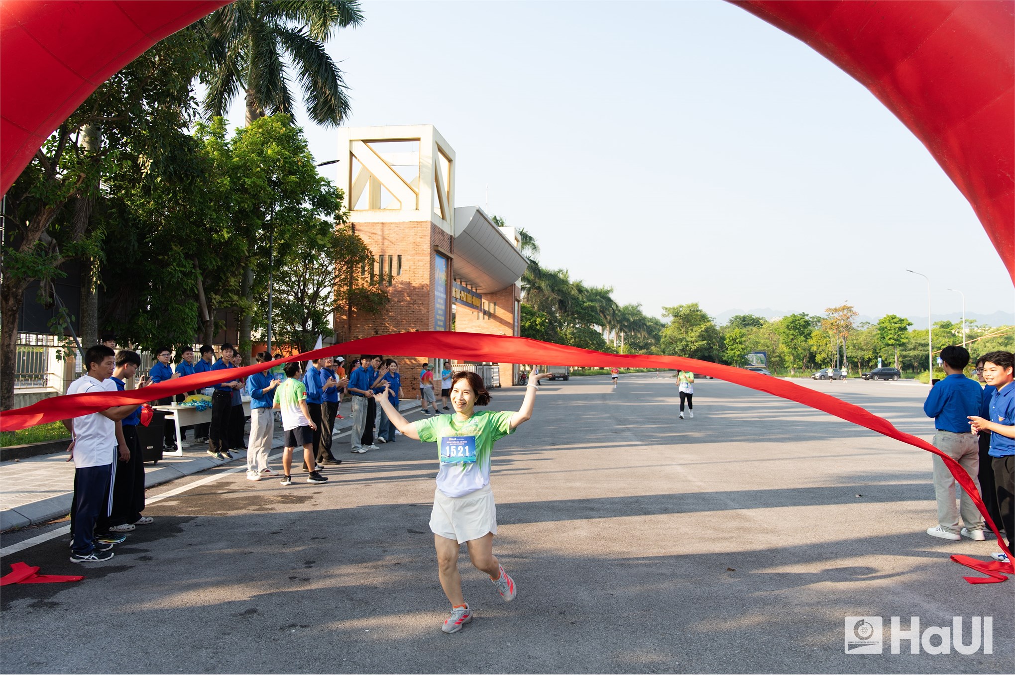 Giải chạy “Run for Student” Trường Điện - Điện tử năm 2026: Dấu ấn thể thao và hành trình lan tỏa yêu thương tại Đại học Công nghiệp Hà Nội