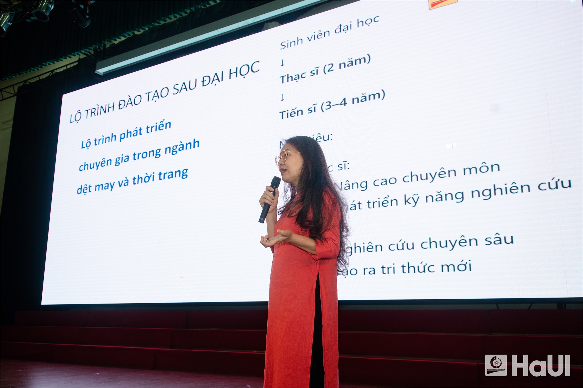 Tọa đàm “Vững bước tương lai”: Định hướng nghề nghiệp cho sinh viên K21 Khoa May và Thiết kế thời trang