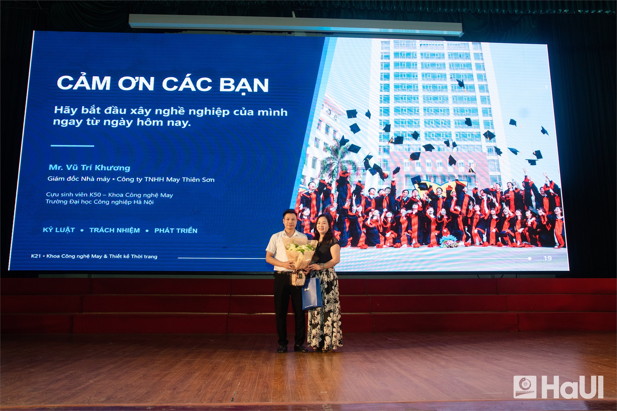 Tọa đàm “Vững bước tương lai”: Định hướng nghề nghiệp cho sinh viên K21 Khoa May và Thiết kế thời trang