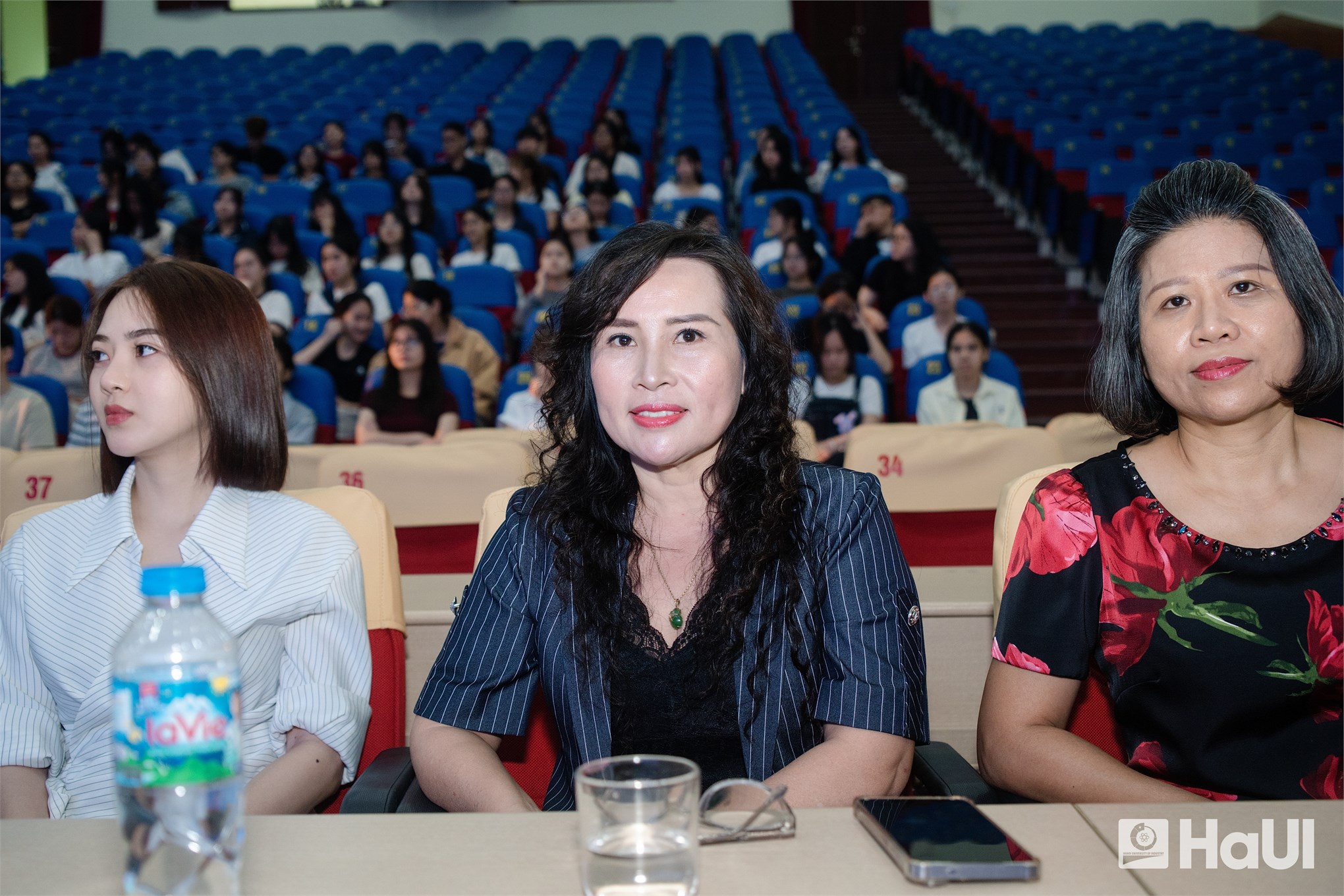 Tọa đàm “Vững bước tương lai”: Định hướng nghề nghiệp cho sinh viên K21 Khoa May và Thiết kế thời trang