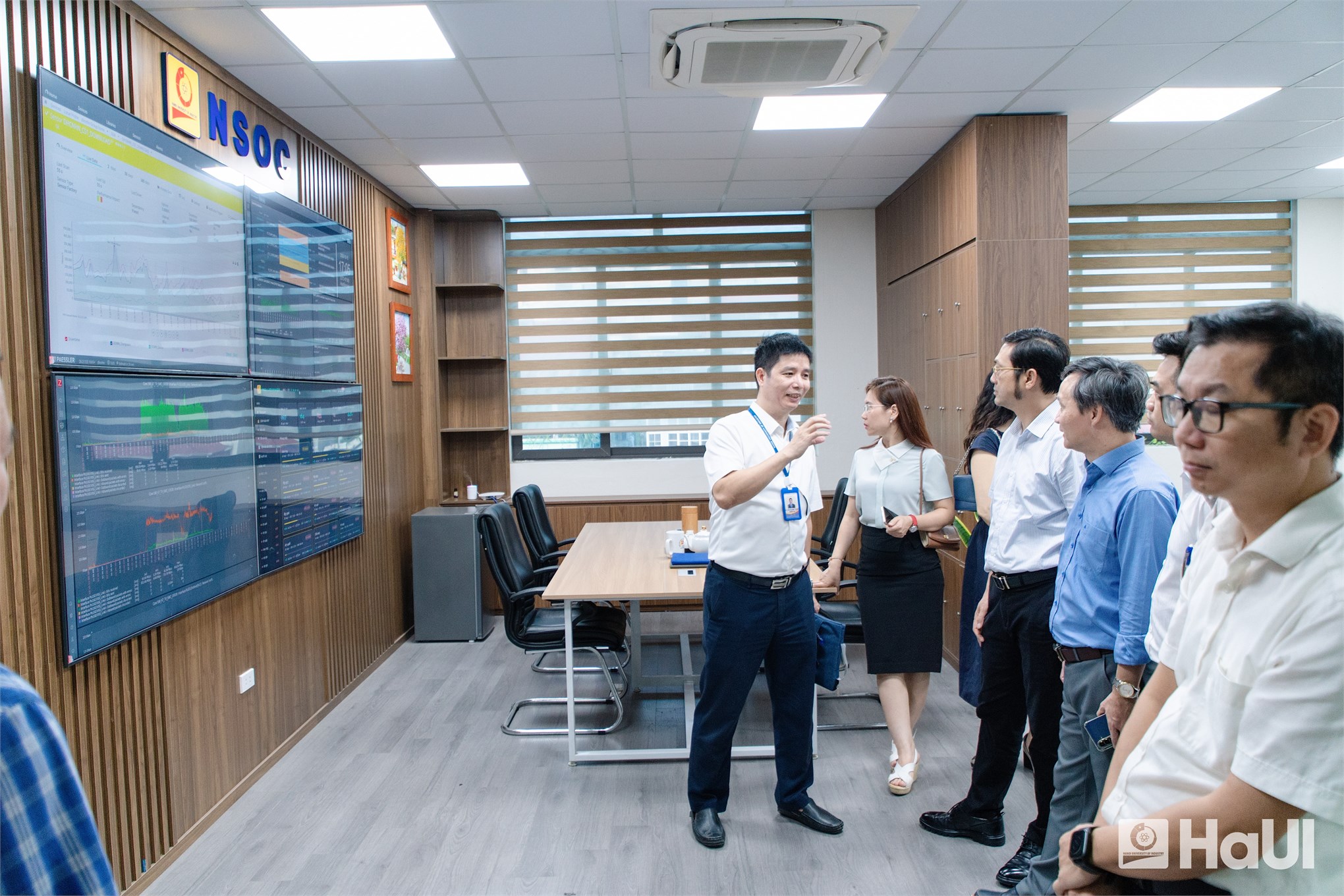 Đại học Công nghiệp Hà Nội chia sẻ mô hình đại học thông minh và kinh nghiệm chuyển đổi số với Học viện Quản lý Giáo dục