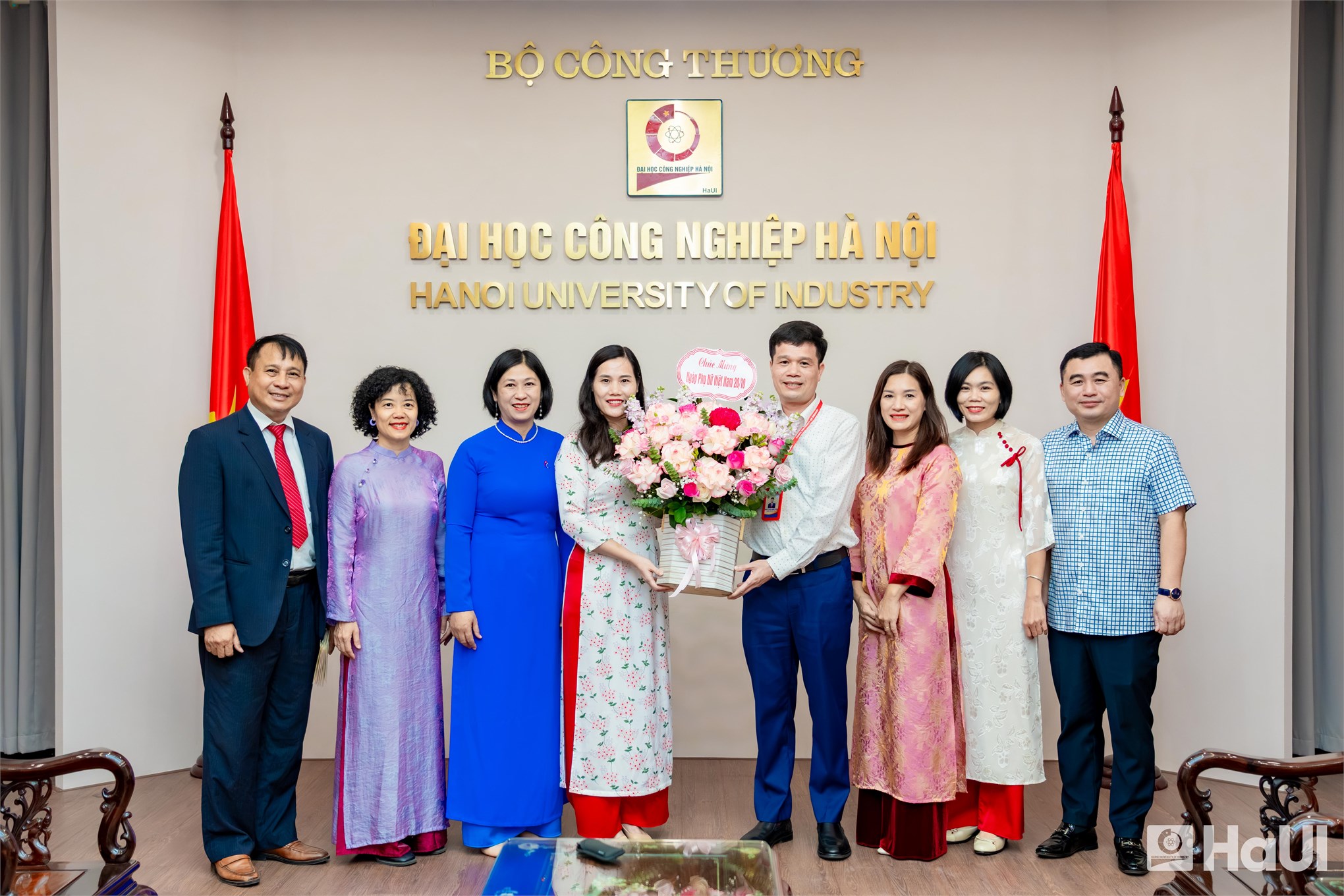Chúc mừng nữ viên chức, người lao động, nữ sinh Đại học Công nghiệp Hà Nội nhân ngày 20/10