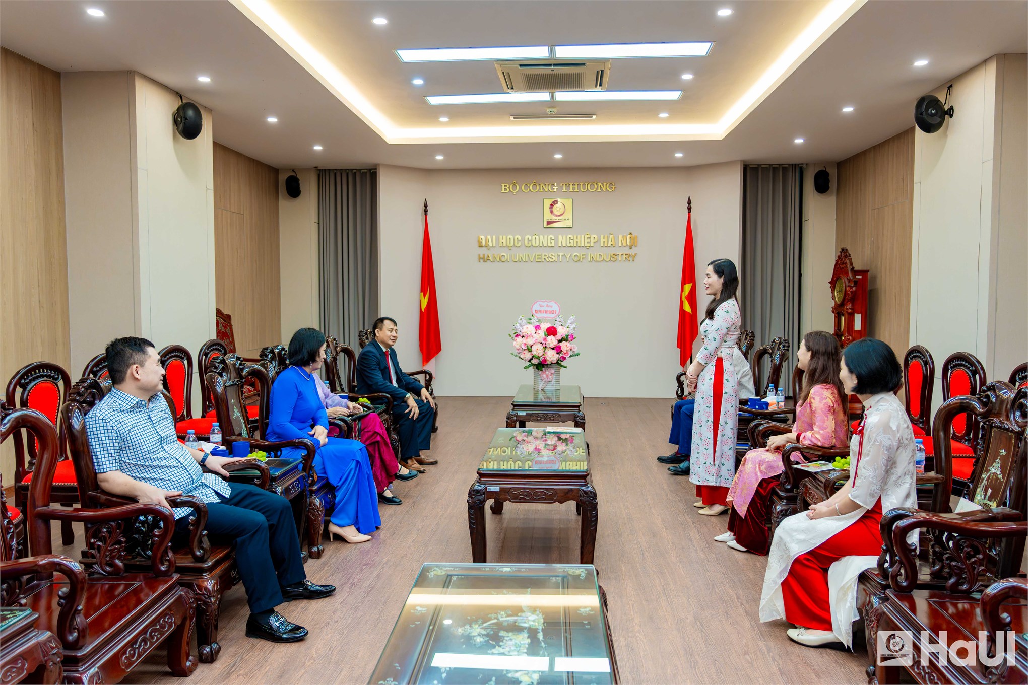 Chúc mừng nữ viên chức, người lao động, nữ sinh Đại học Công nghiệp Hà Nội nhân ngày 20/10