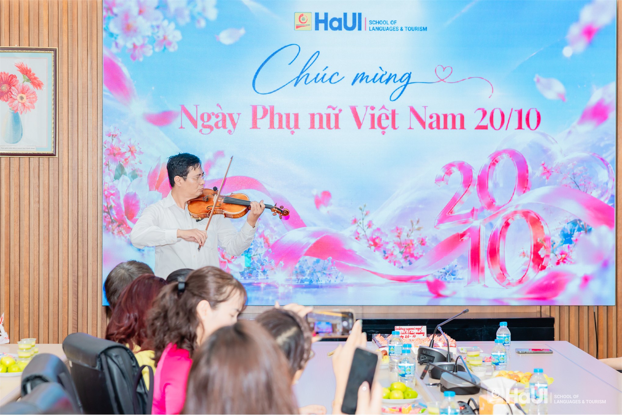 Rạng rỡ không khí ngày 20/10 tại Đại học Công nghiệp Hà Nội