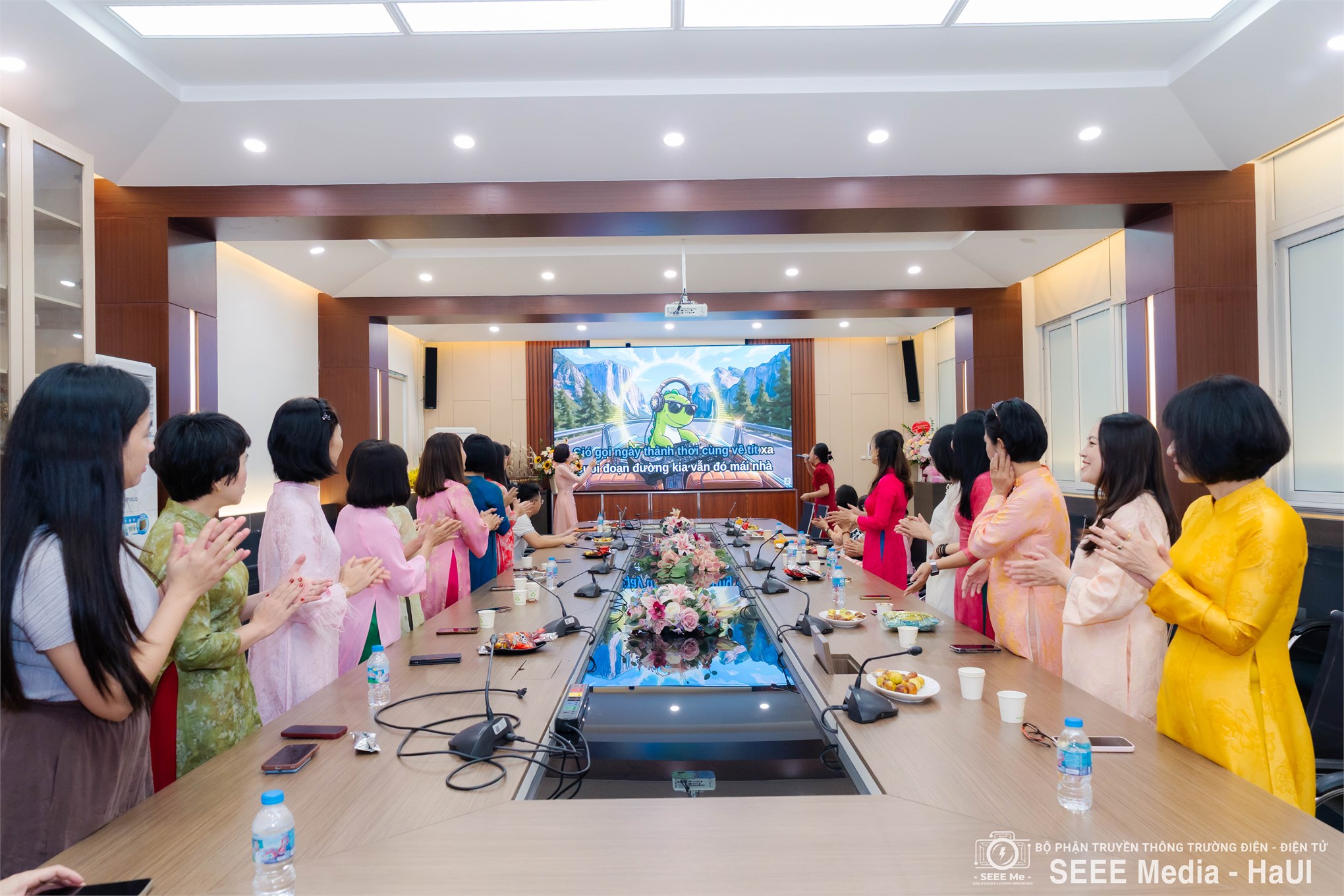 Rạng rỡ không khí ngày 20/10 tại Đại học Công nghiệp Hà Nội