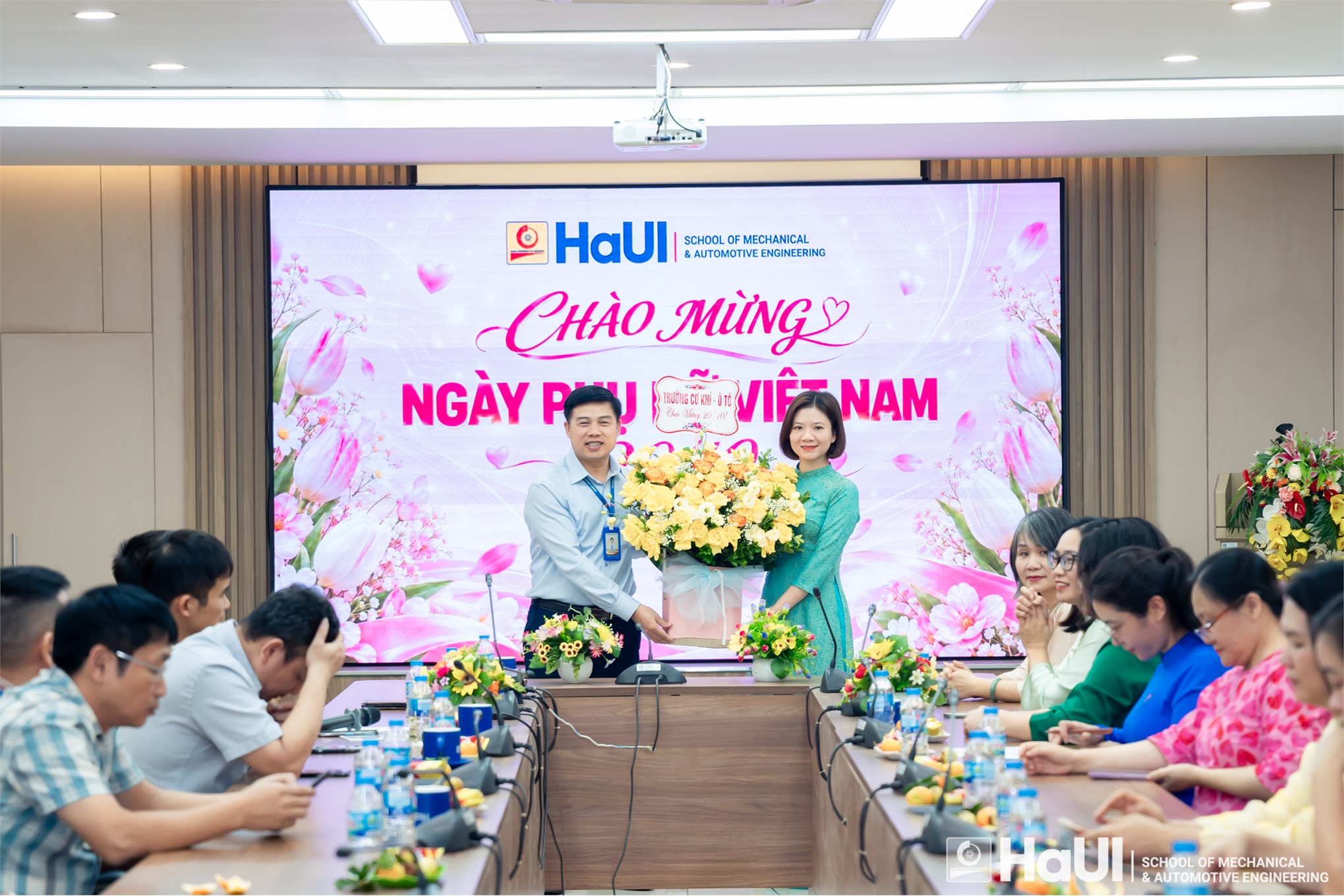 Rạng rỡ không khí ngày 20/10 tại Đại học Công nghiệp Hà Nội