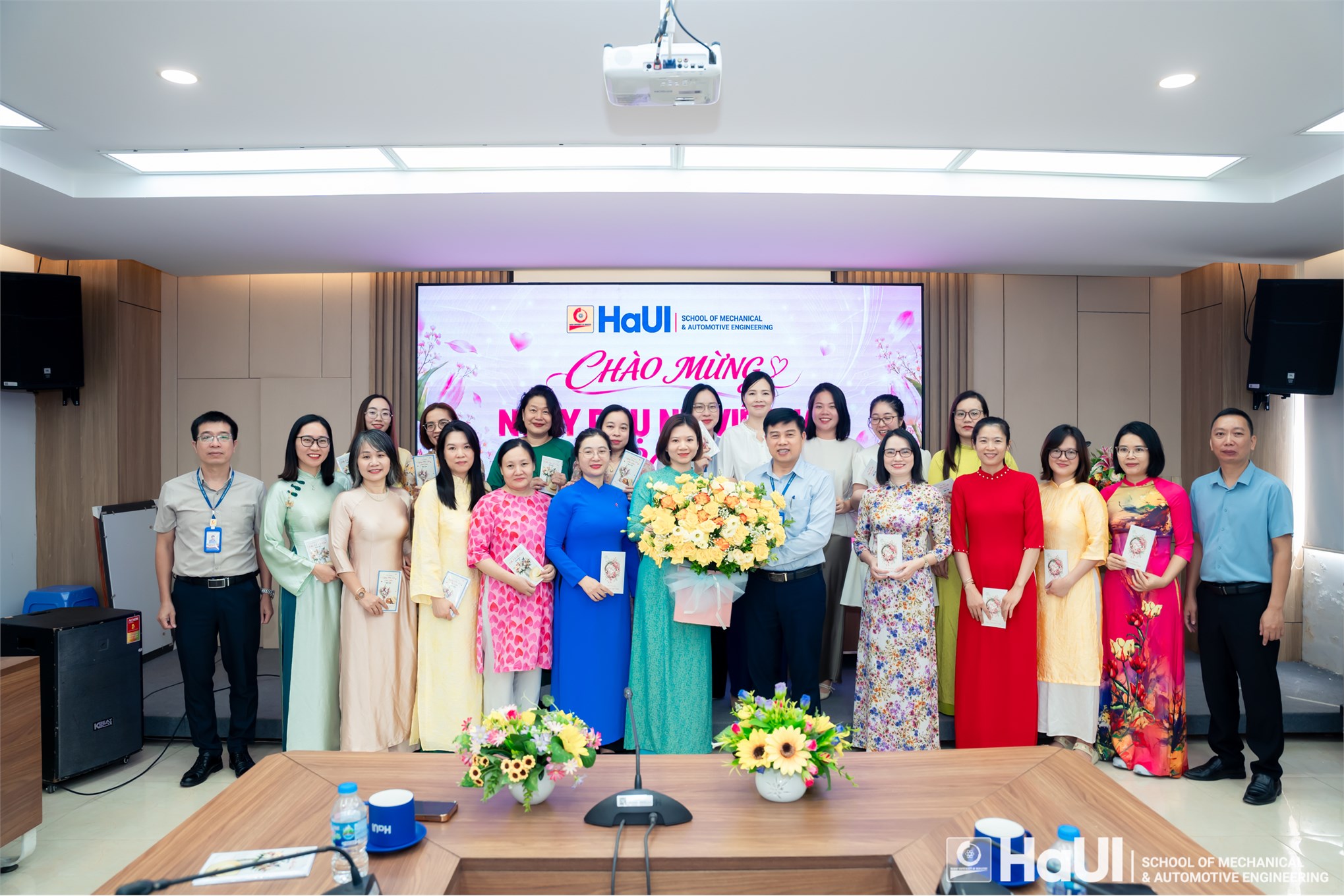 Rạng rỡ không khí ngày 20/10 tại Đại học Công nghiệp Hà Nội