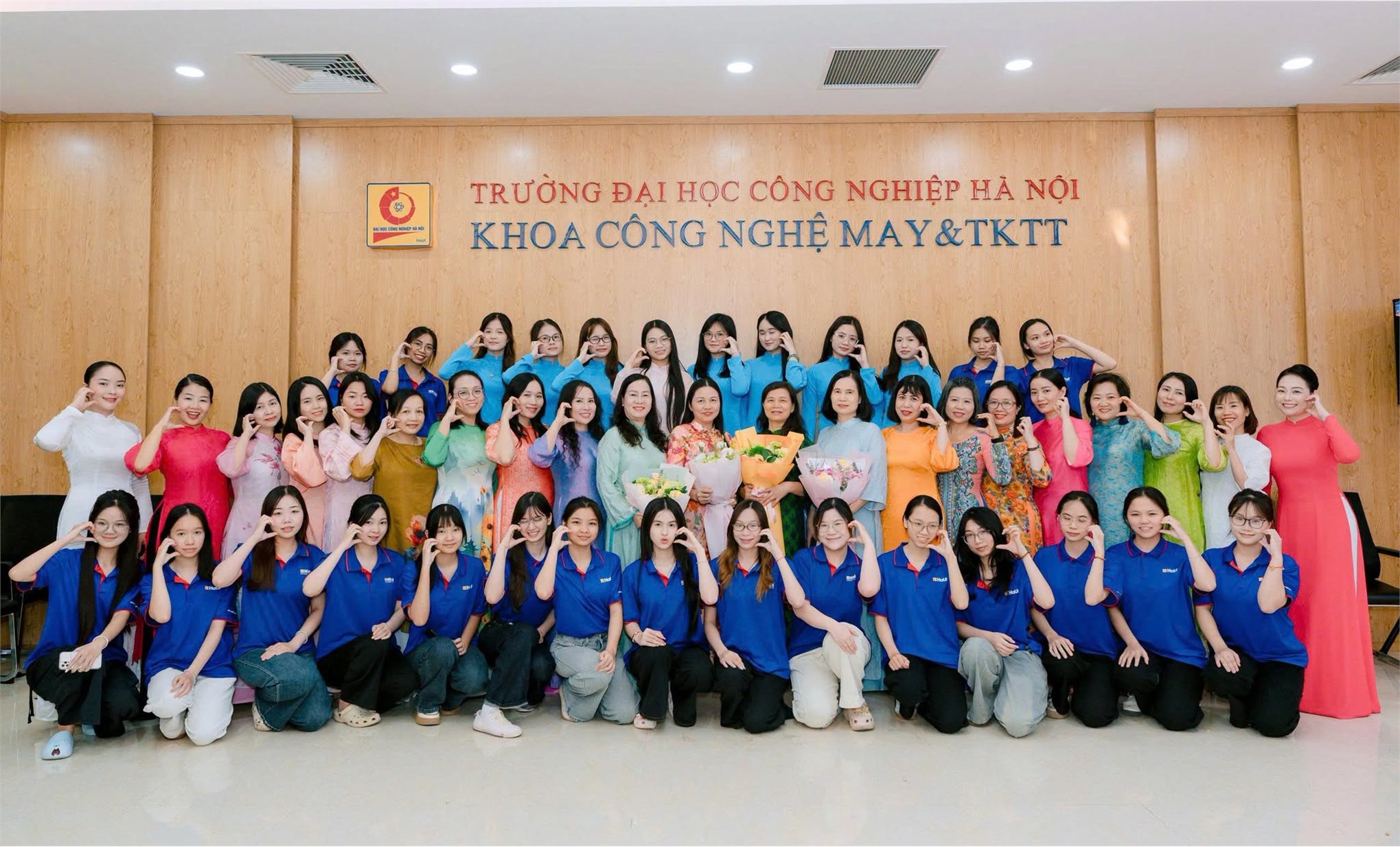Rạng rỡ không khí ngày 20/10 tại Đại học Công nghiệp Hà Nội