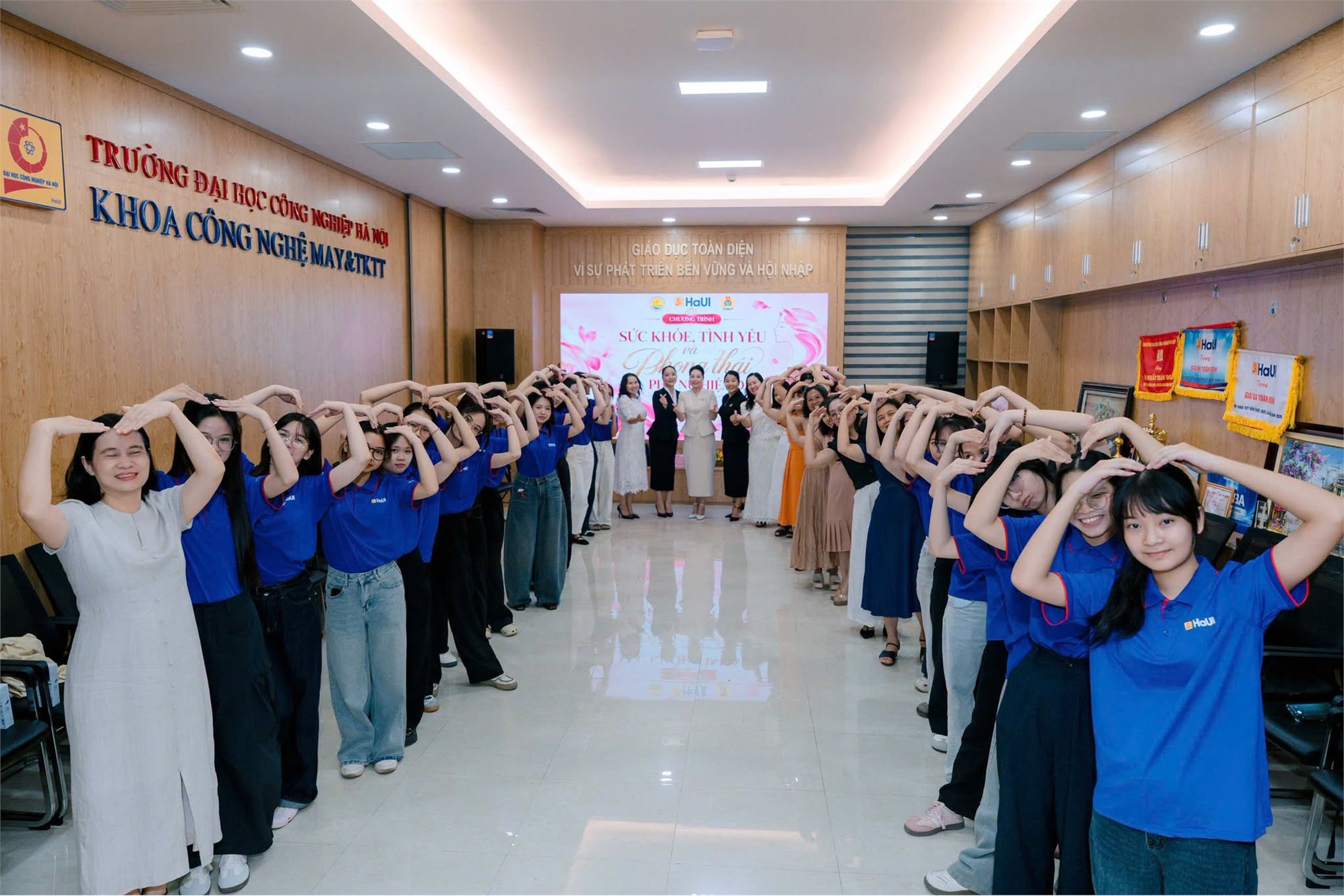 Rạng rỡ không khí ngày 20/10 tại Đại học Công nghiệp Hà Nội