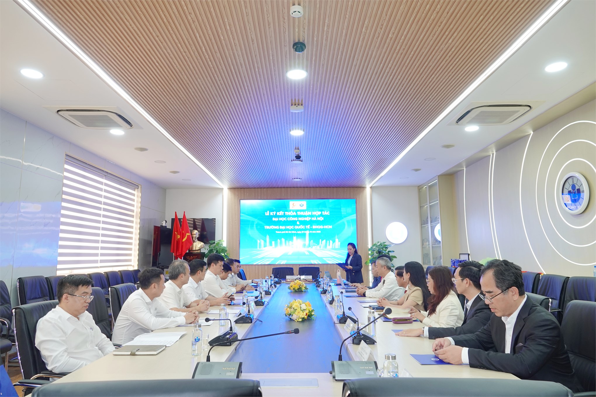Đại học Công nghiệp Hà Nội và Trường Đại học Quốc tế (ĐHQG-HCM) ký kết thỏa thuận hợp tác