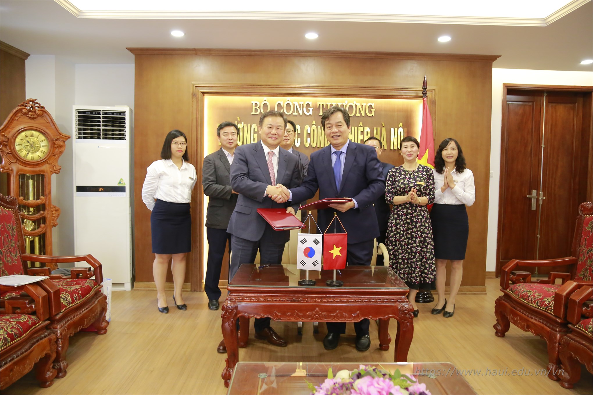 Hanoi University of Industry signed a cooperation agreement with Kunjang College - Korea