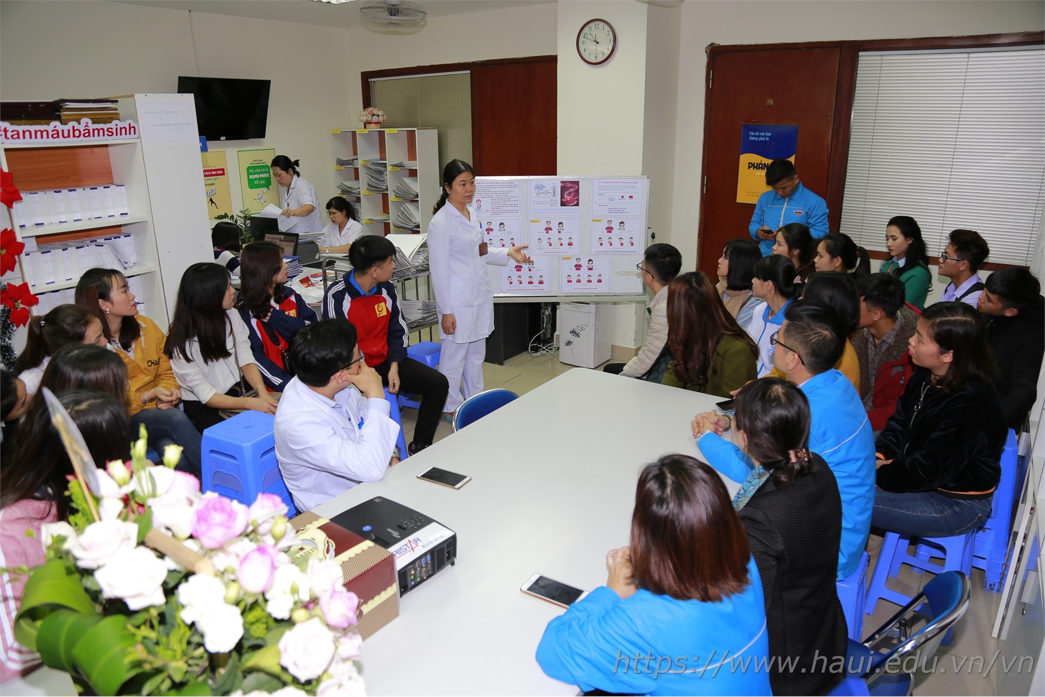 Nữ sinh Đại học Công nghiệp Hà Nội với hoạt động vì cộng đồng