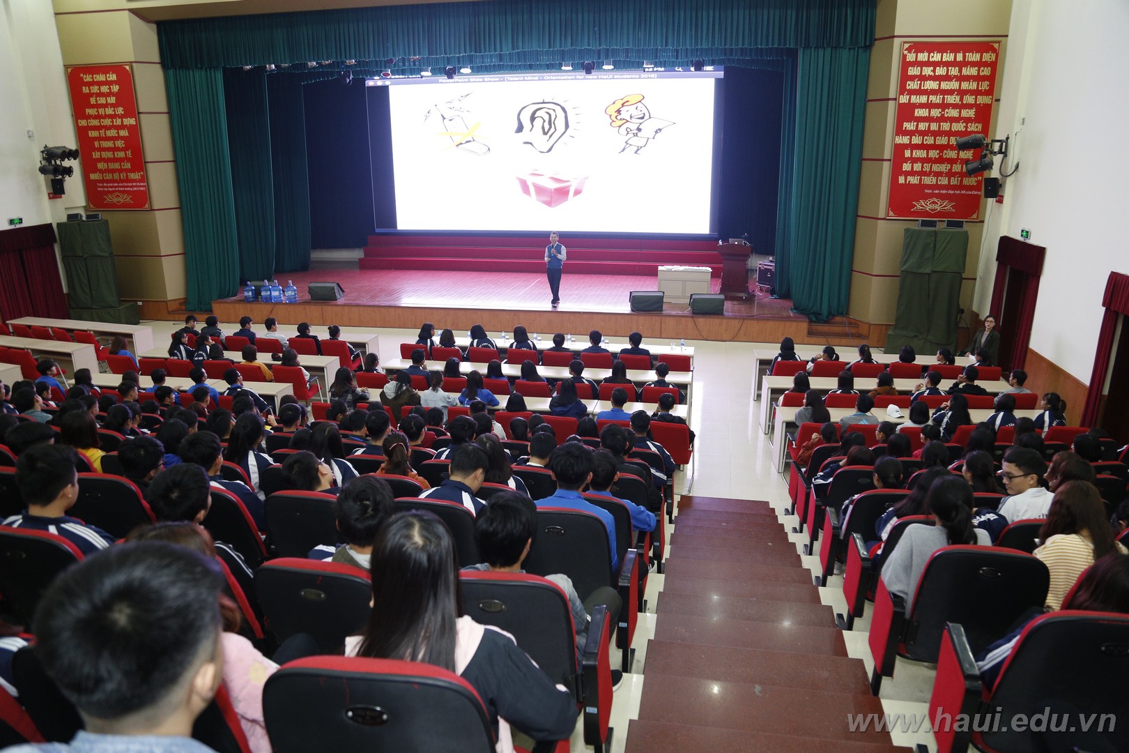 Chương trình định hướng nghề nghiệp cho tân sinh viên Đại học Công nghiệp Hà Nội