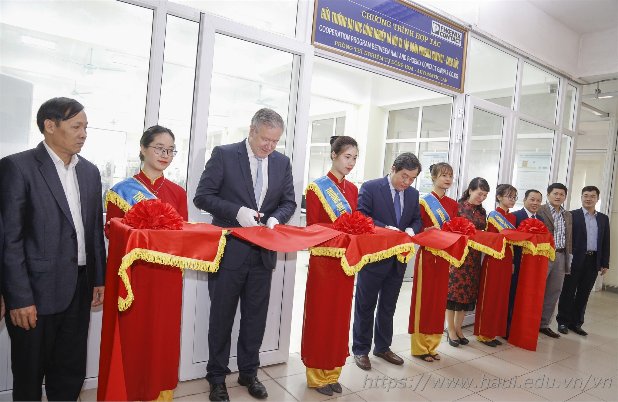 Equipment Handover Ceremony of Phoenix Contact Group - Germany to Hanoi University of Industry