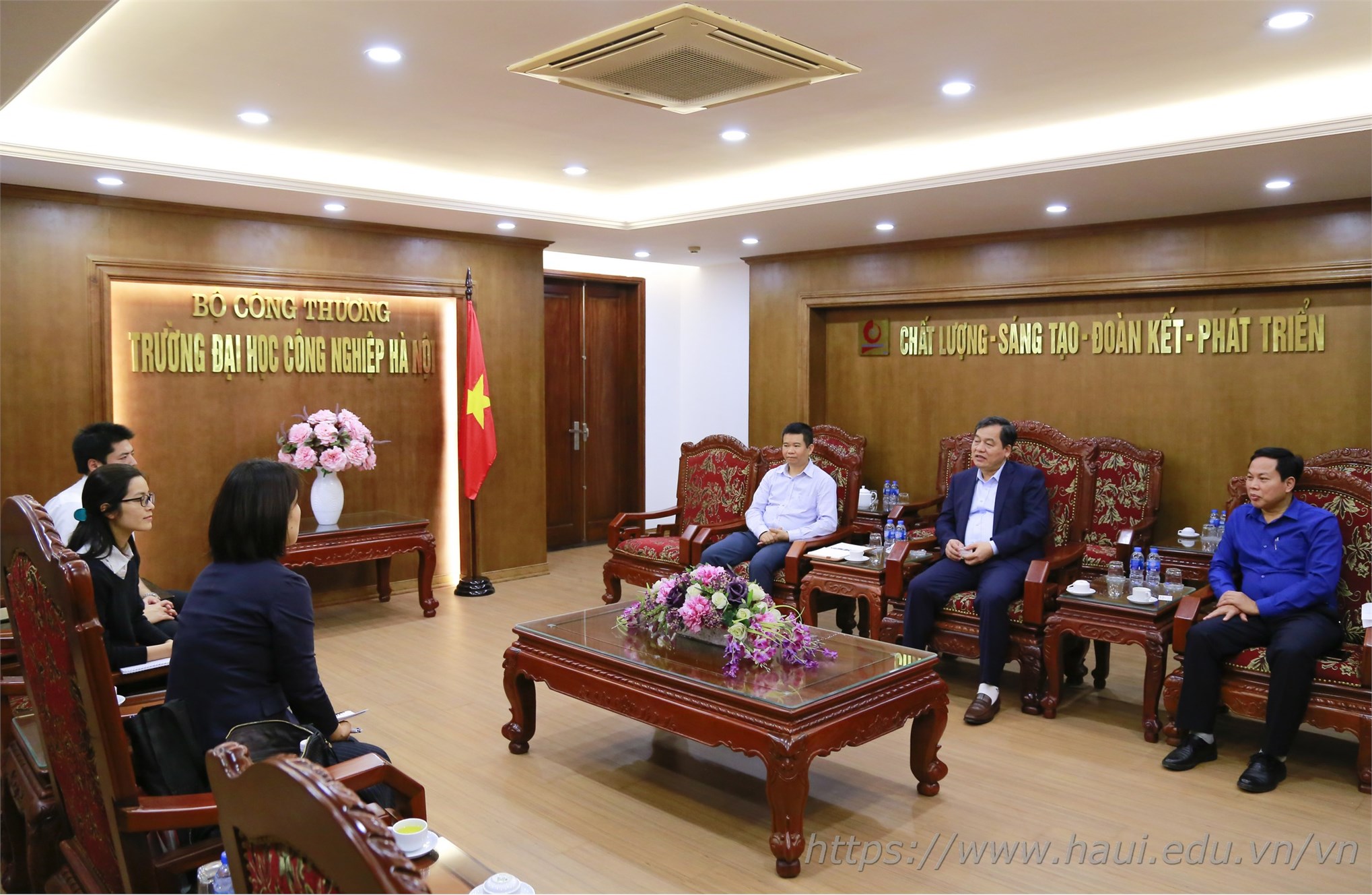 Welcoming Japanese language specialist to pay a working visit at Hanoi University of Industry