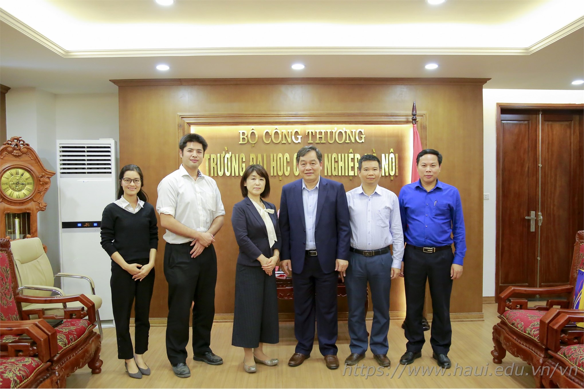 Welcoming Japanese language specialist to pay a working visit at Hanoi University of Industry