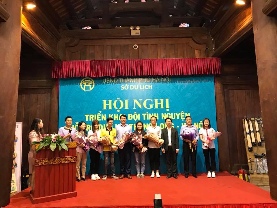 Sinh viên Khoa Du Lịch, trường Đại học Công Nghiệp Hà Nội tham gia chương trình tình nguyện hỗ trợ Du lịch Thăng Long - Hà Nội, do Sở Du lịch Hà Nội tổ chức.