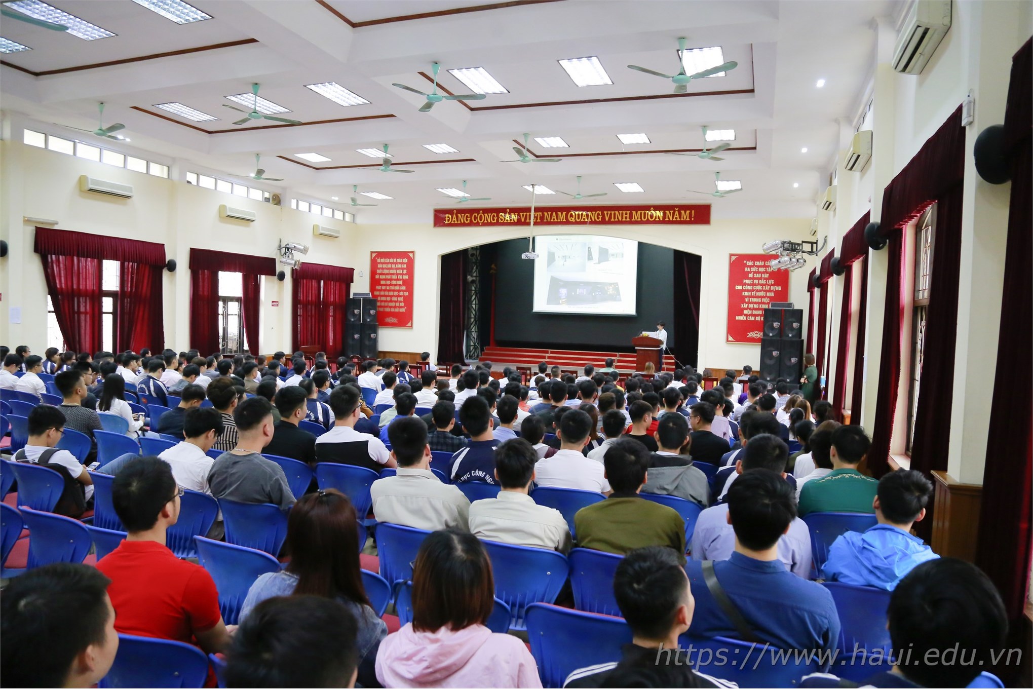 Hơn 700 cơ hội việc làm cho sinh viên ĐHCNHN tại LG Display Việt Nam Hải Phòng