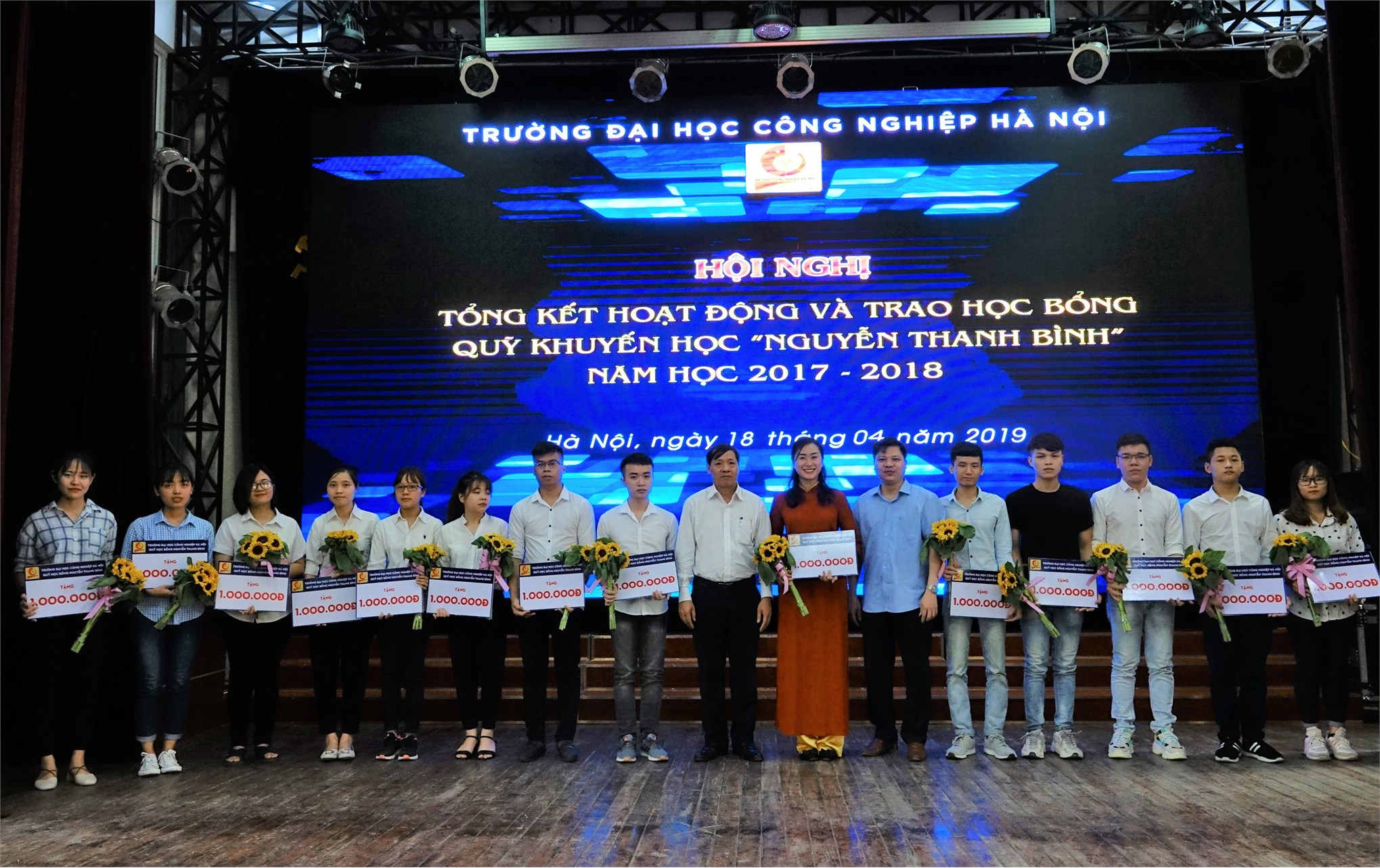 PGS.TS. Phạm Văn Bổng - Phó Bí thư Đảng ủy, Phó Hiệu trưởng và PGS.TS. Phạm Văn Đông - Chủ tịch Công đoàn trường trao tặng học bổng Nguyễn Thanh Bình cho sinh viên