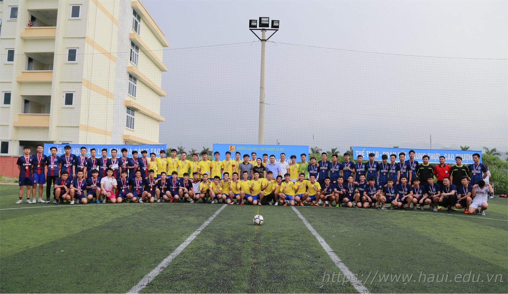 Đội bóng khoa Công nghệ Ô tô vô địch Giải bóng đá 11 người nam sinh viên