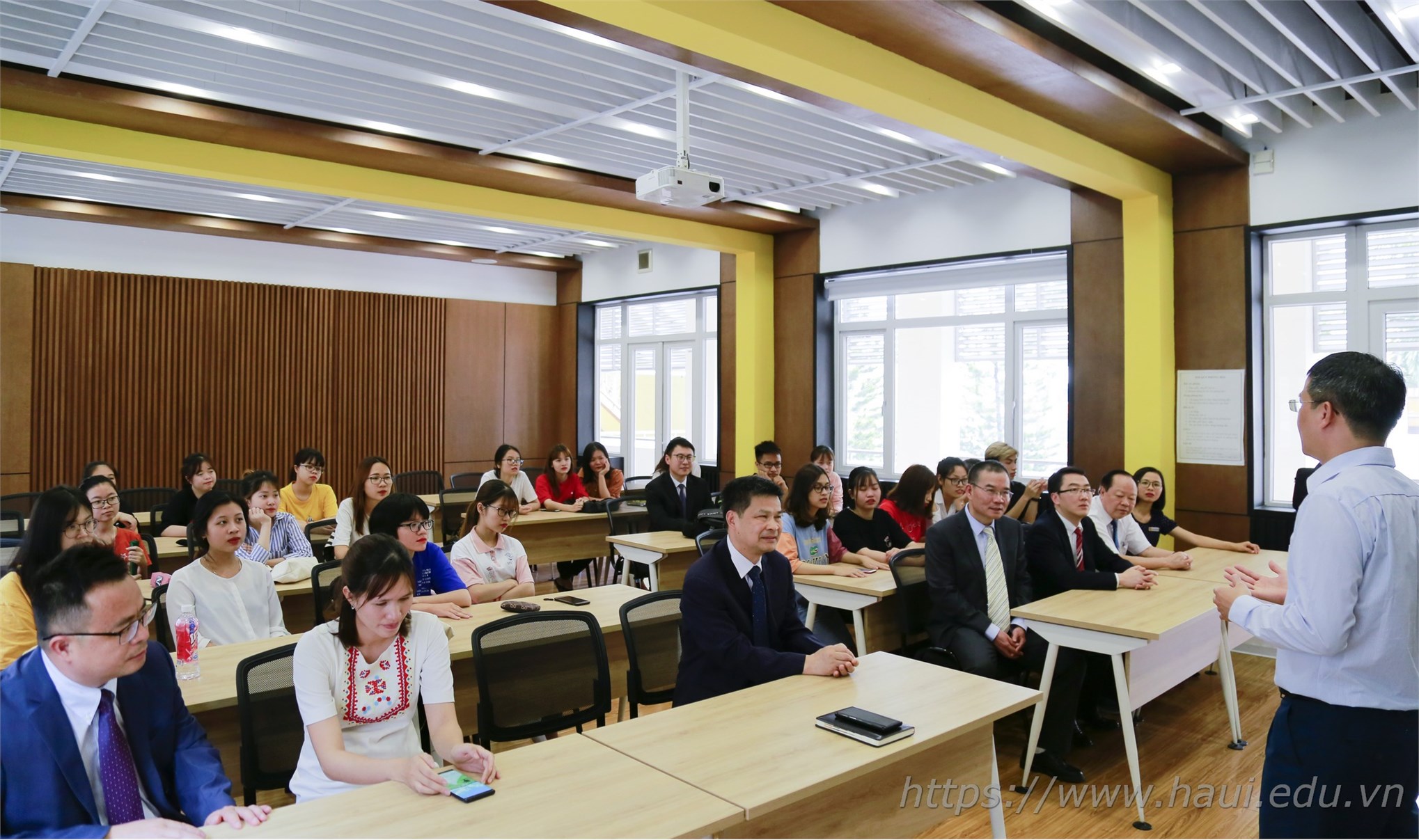 Guangxi University of Science and Technology, China paid a working visit to Hanoi University of Industry