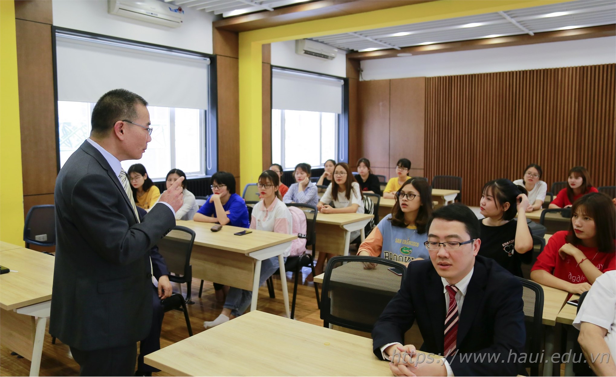 Guangxi University of Science and Technology, China paid a working visit to Hanoi University of Industry