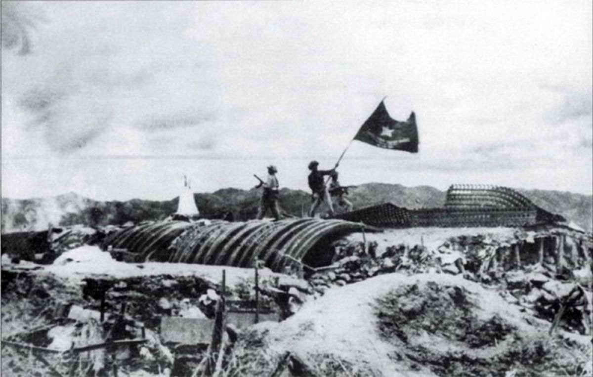 Sau 56 ngày đêm liên tục chiến đấu, 17h30 ngày 7/5/1954, lá cờ Quyết chiến quyết thắng của Quân đội Việt Nam tung bay trên nóc hầm tướng De Castries. Chiến dịch Điện Biên Phủ đã toàn thắng.