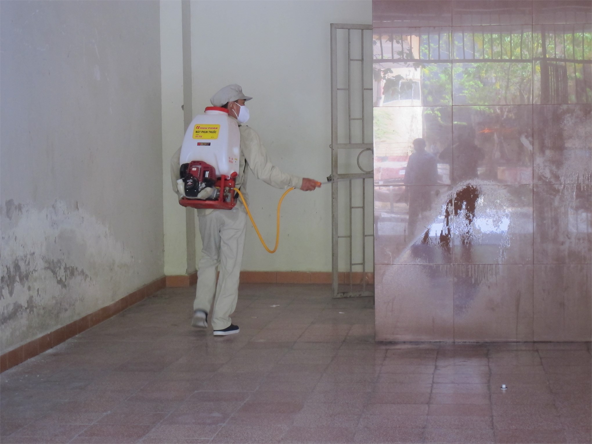 Phun thuốc phòng chống dịch bệnh tại khu nội trú - Đợt 1 năm 2019