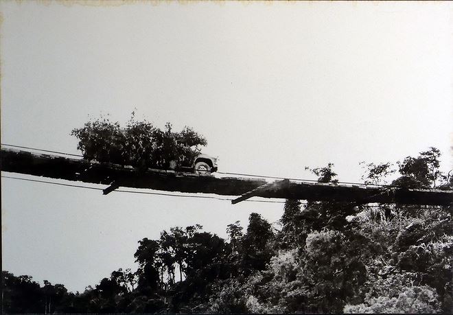 Cầu treo bắc qua sông Talê - đường 20, do tiểu đoàn công binh 33 xây dựng. Khi bị không quân Mỹ oanh tạc, cầu được cất giấu tại bờ sông, đến khi yên ắng lại cho dựng lại. Cây cầu tồn tại trong 6 năm, giúp hàng nghìn chuyến xe vượt sông an toàn ra mặt trận.