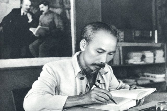 Chủ tịch Hồ Chí Minh trong phòng làm việc tại căn cứ Việt Bắc. Ảnh: NDĐT